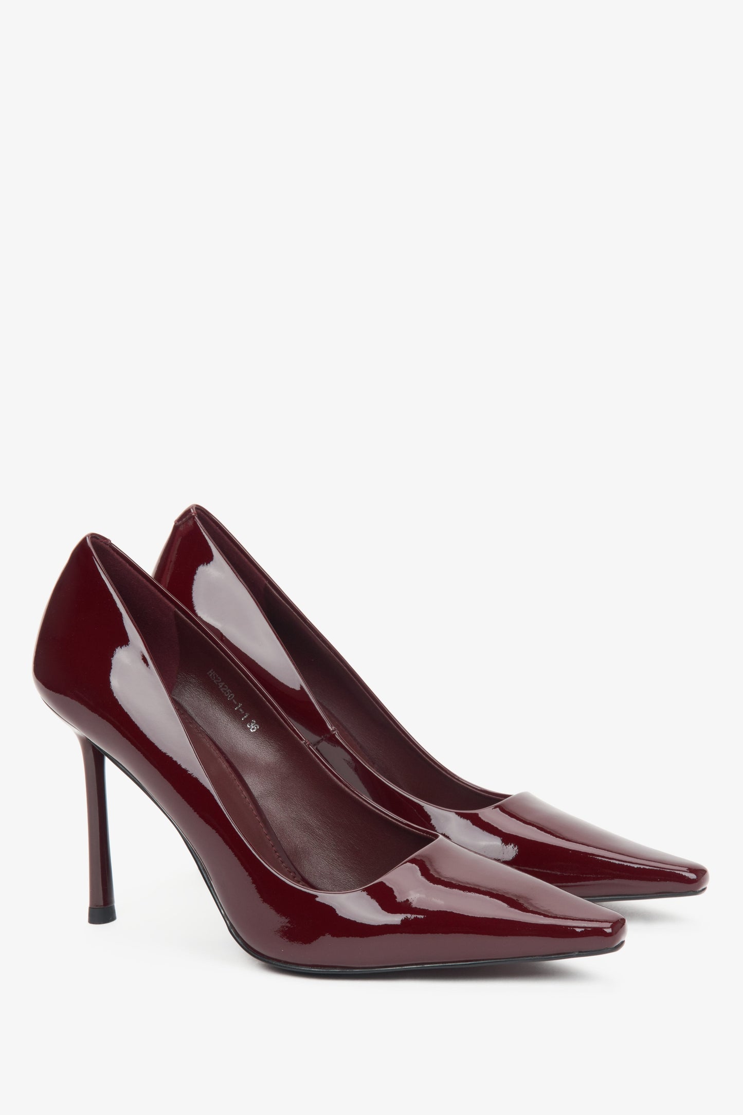 Damen-Pumps in Bordeaux von Estro aus Lackleder mit spitzer Form.