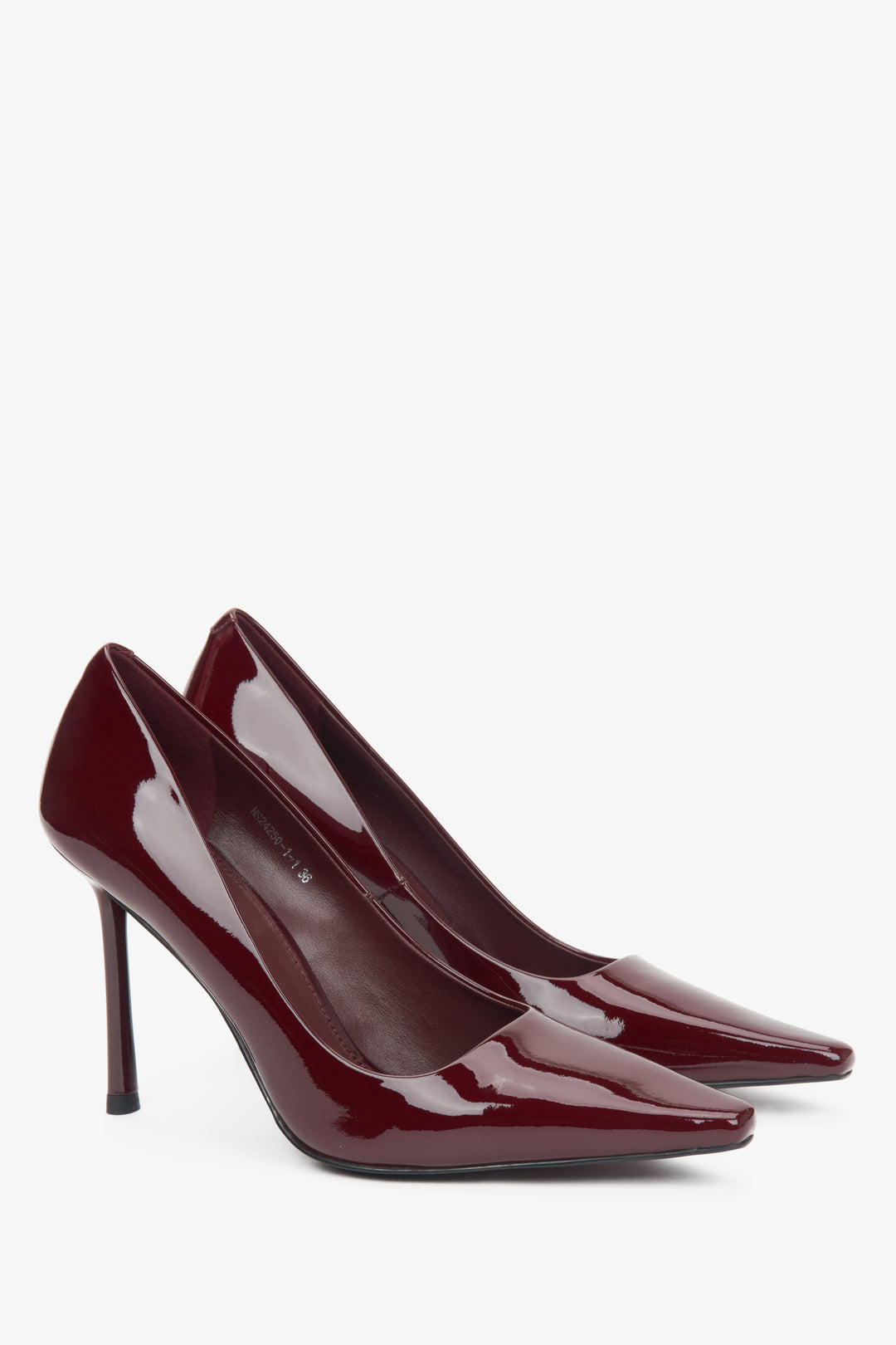 Damen-Pumps in Bordeaux von Estro aus Lackleder mit spitzer Form.
