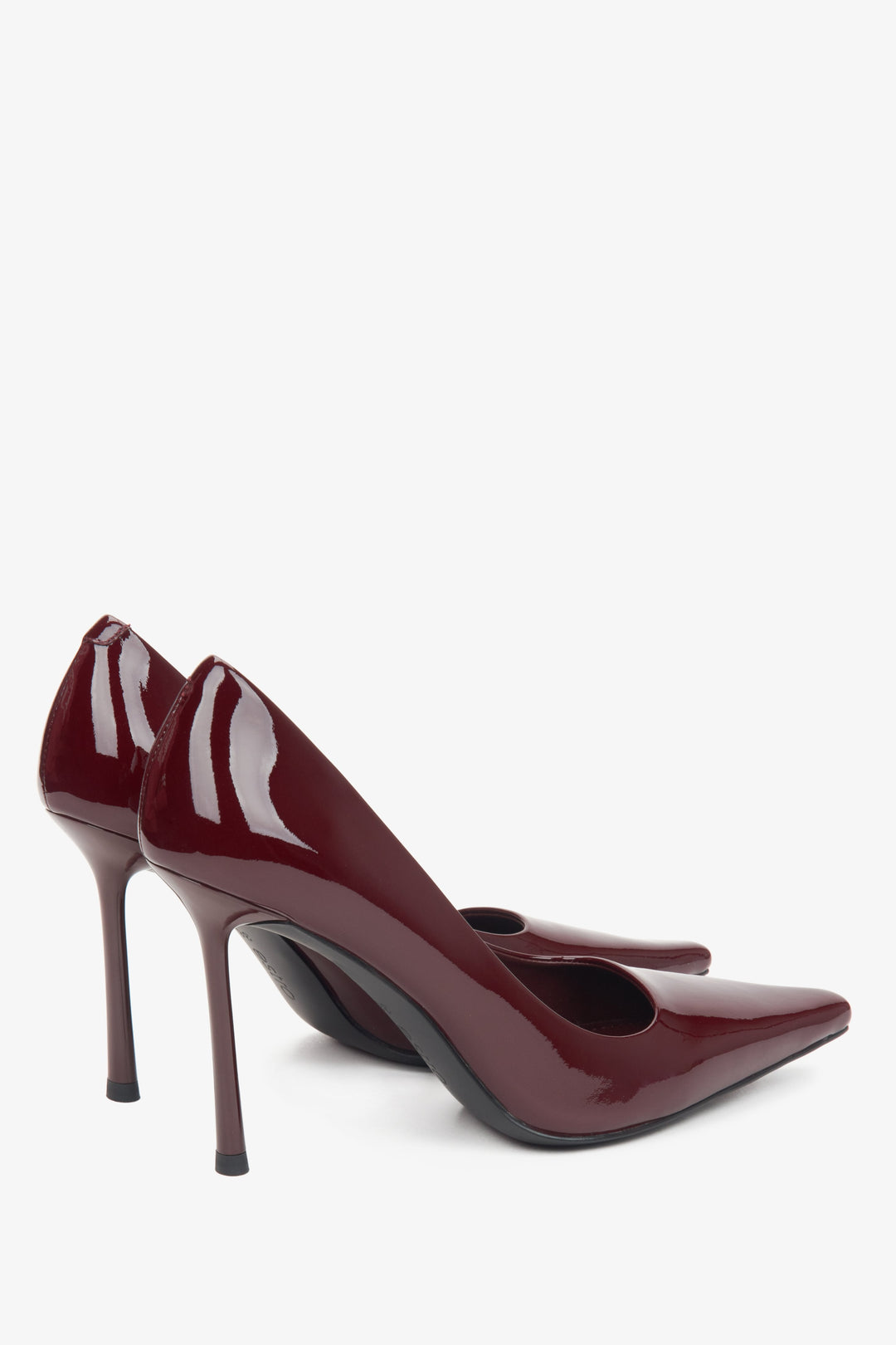 Damen-Pumps in Bordeaux von Estro aus Lackleder mit spitzer Form.