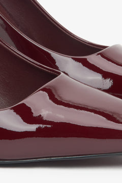 Entdecken Sie die Details: elegante bordeauxrote Damen-Pumps von Estro aus Lackleder mit einer perfekt gearbeiteten, scharfen Spitze.