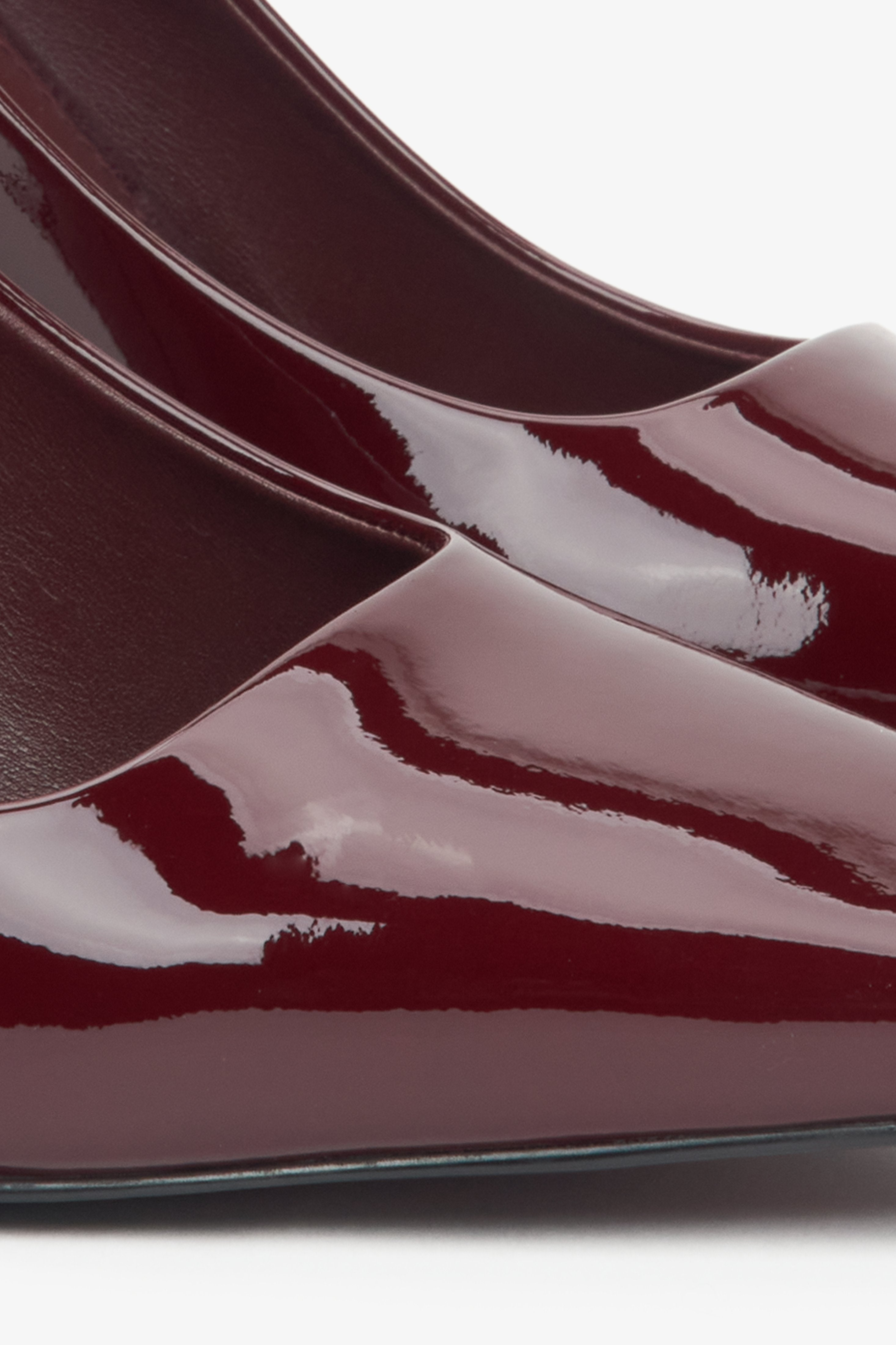 Entdecken Sie die Details: elegante bordeauxrote Damen-Pumps von Estro aus Lackleder mit einer perfekt gearbeiteten, scharfen Spitze.
