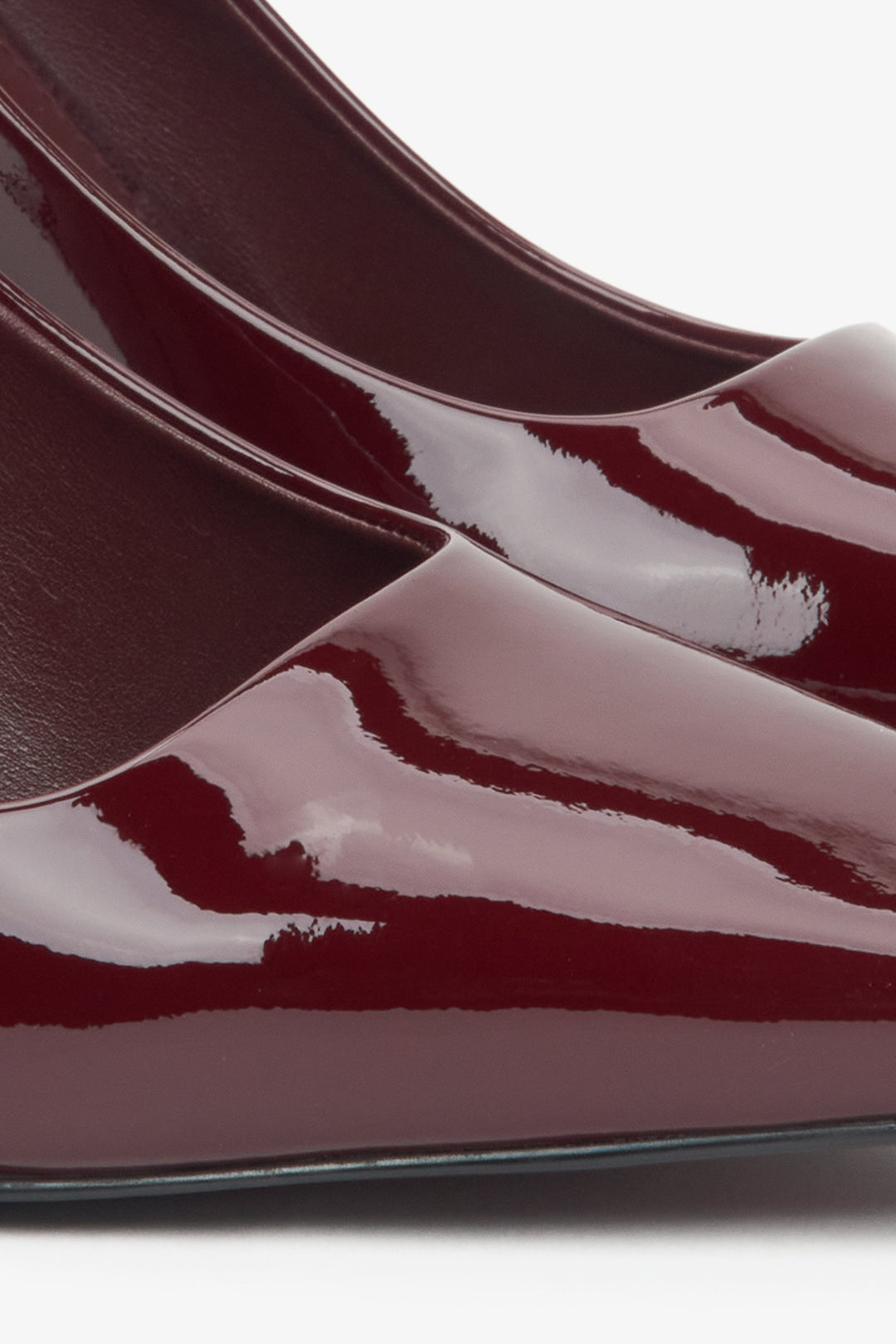 Entdecken Sie die Details: elegante bordeauxrote Damen-Pumps von Estro aus Lackleder mit einer perfekt gearbeiteten, scharfen Spitze.