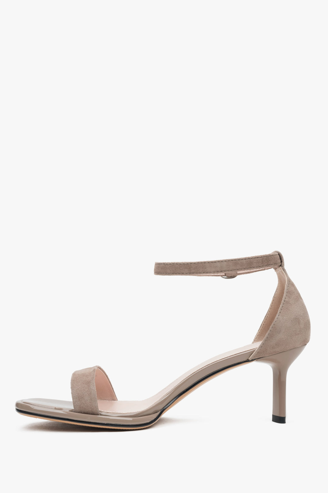 Beige Leder-Sandaletten von Estro – stilvoll und komfortabel dank bequemem Absatz.