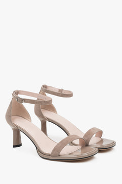 Elegante Damen-Sandaletten in Beige von Estro aus weichem Veloursleder.