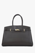 Frontansicht der eleganten dunkelbraunen Leder-Tote-Bag mit goldfarbenem Verschlussdetail