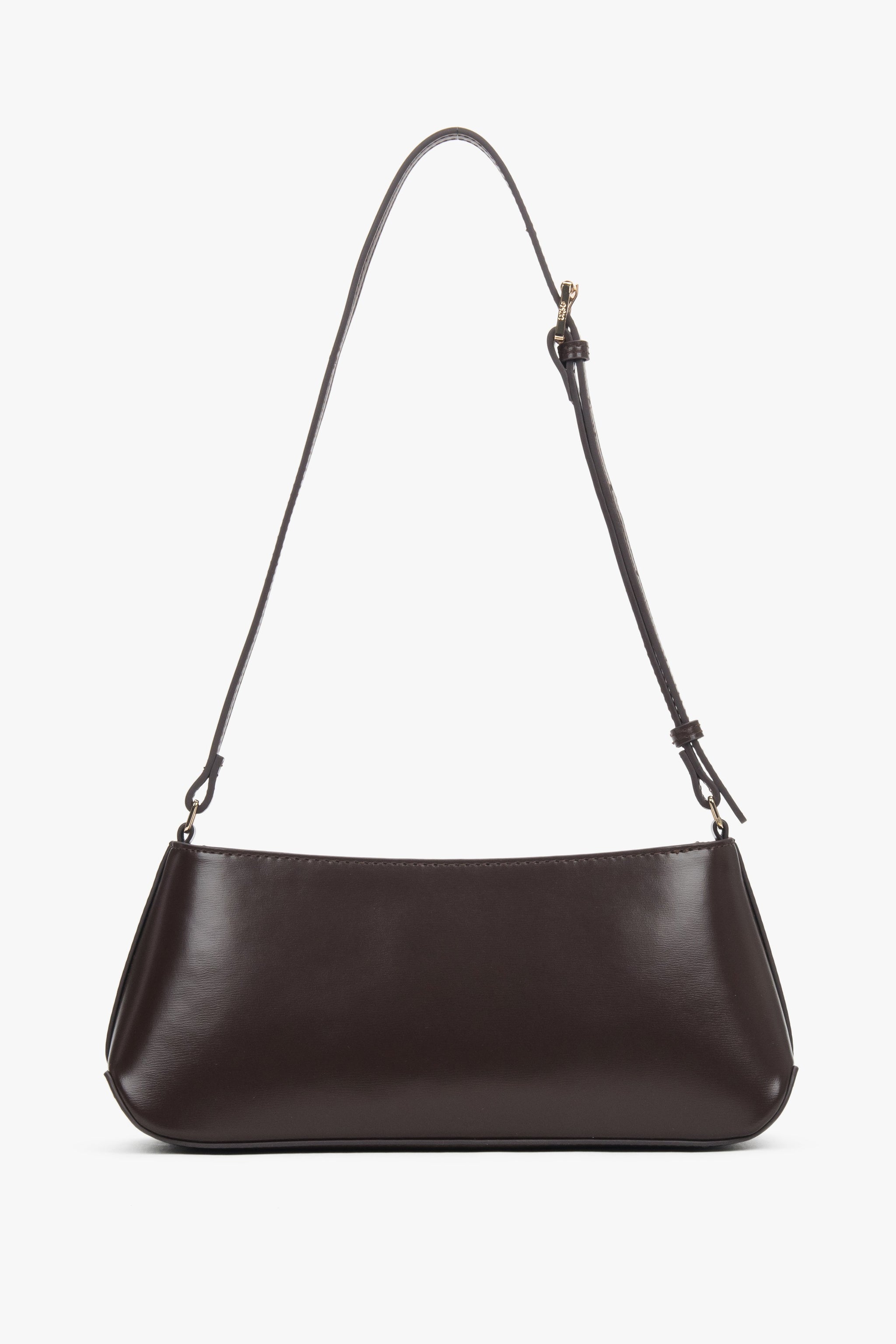 Klassische Frontansicht der geschlossenen Ledertasche mit eleganter, minimalistischer Silhouette 