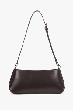 Klassische Frontansicht der geschlossenen Ledertasche mit eleganter, minimalistischer Silhouette 