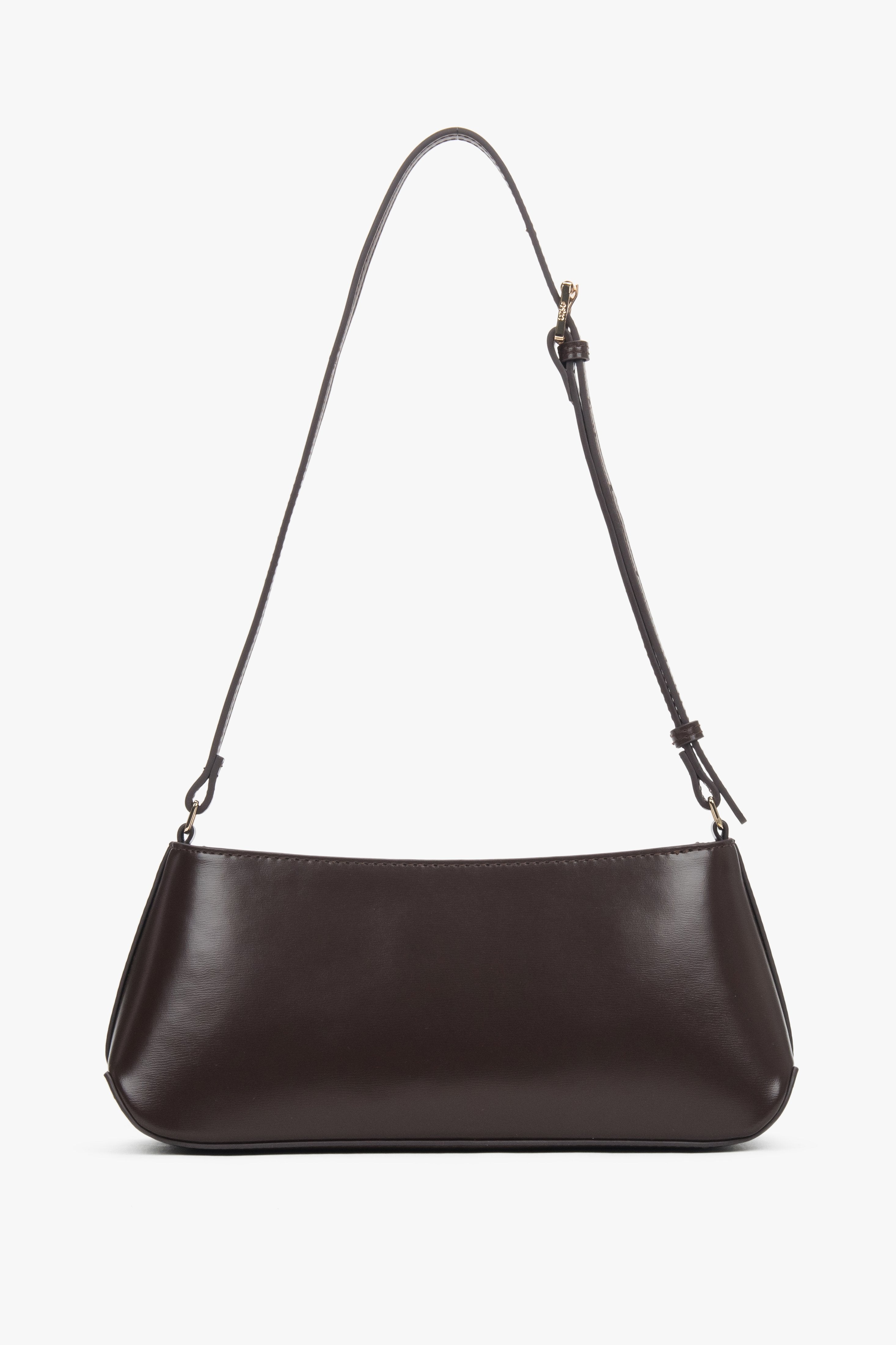 Klassische Frontansicht der geschlossenen Ledertasche mit eleganter, minimalistischer Silhouette 