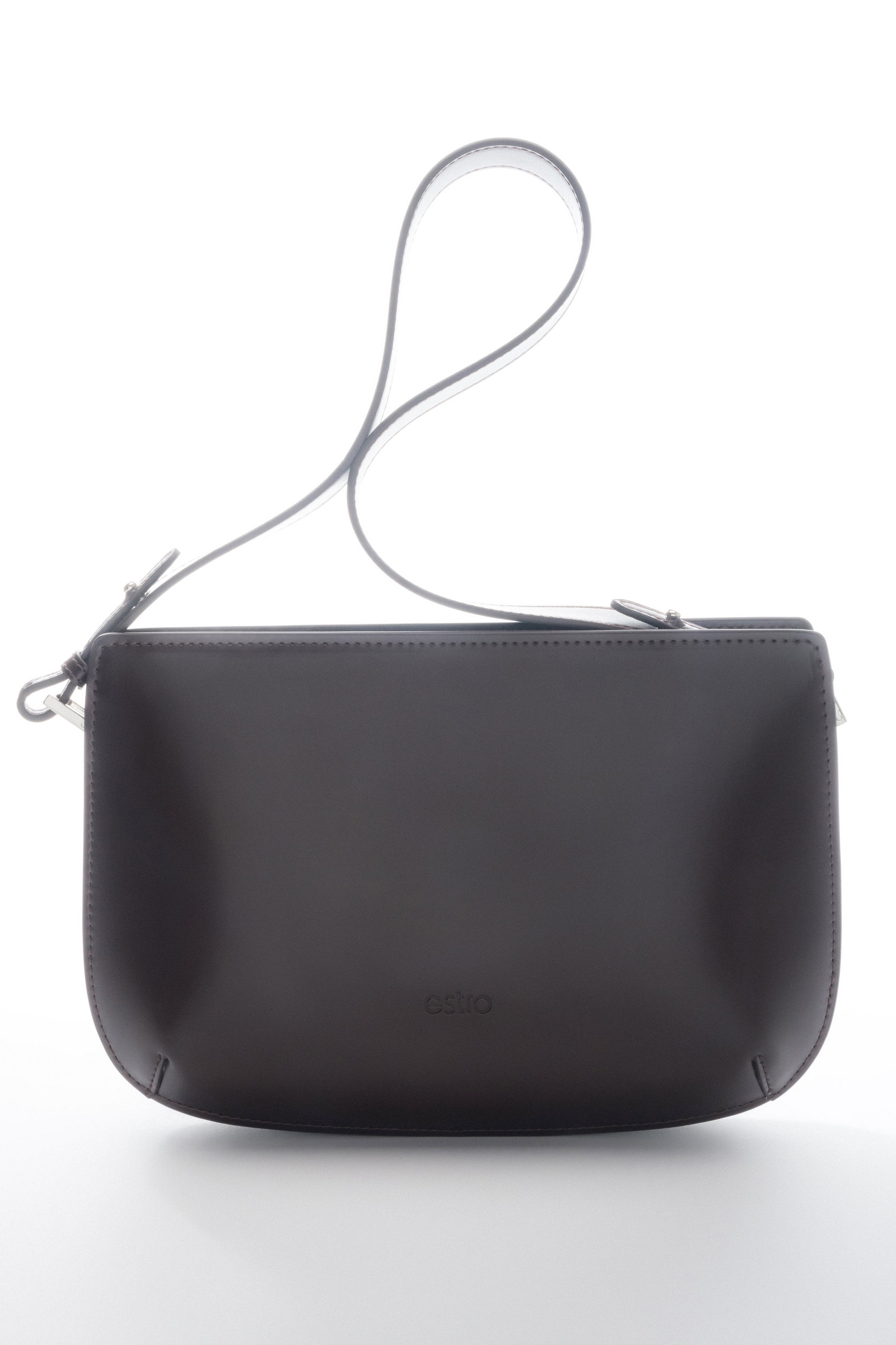 Frontalansicht der eleganten dunkelbraunen Damen-Schultertasche aus weichem Echtleder.