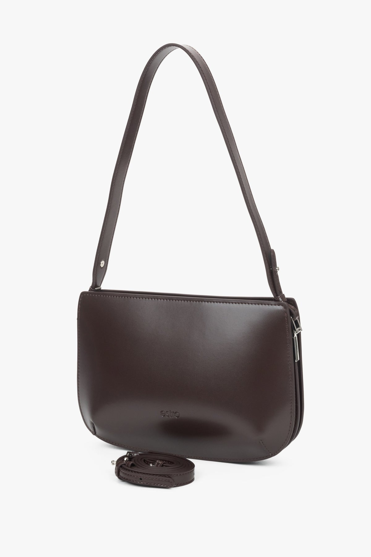 Ansicht der dunkelbraunen Ledertasche mit kurzem Trageriemen.