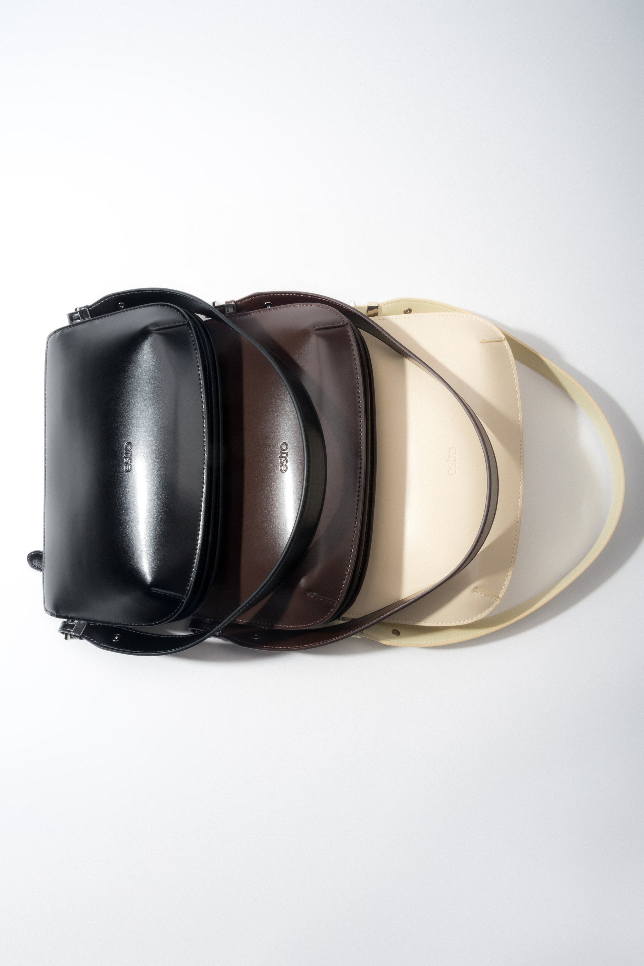 Gruppenbild der eleganten Estro Schultertaschen in verschiedenen Farbvarianten.