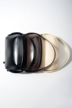 Gruppenbild der eleganten Estro Schultertaschen in verschiedenen Farbvarianten.