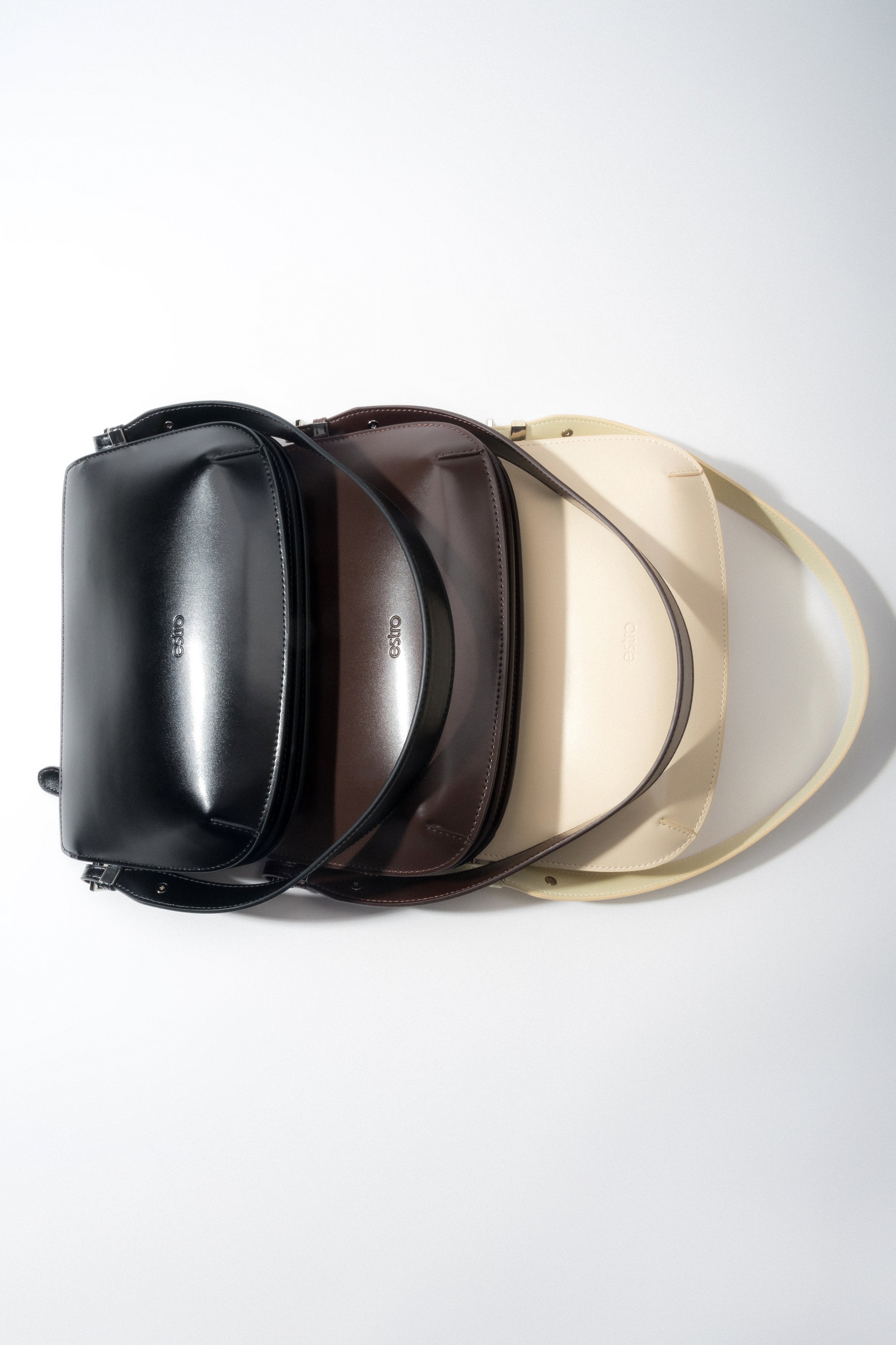Gruppenbild der eleganten Estro Schultertaschen in verschiedenen Farbvarianten.
