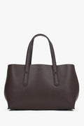 Frontalansicht der eleganten dunkelbraunen Damen-Tote-Bag aus glattem Echtleder.