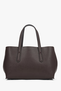 Frontalansicht der eleganten dunkelbraunen Damen-Tote-Bag aus glattem Echtleder.