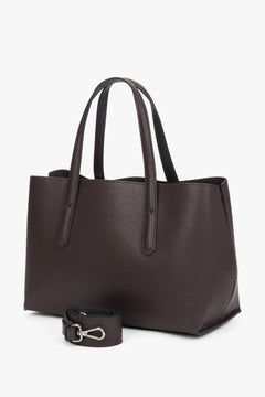 Schräge Ansicht der geräumigen Schultertasche in Dunkelbraun mit unterschiedlichen Riemenlängen.