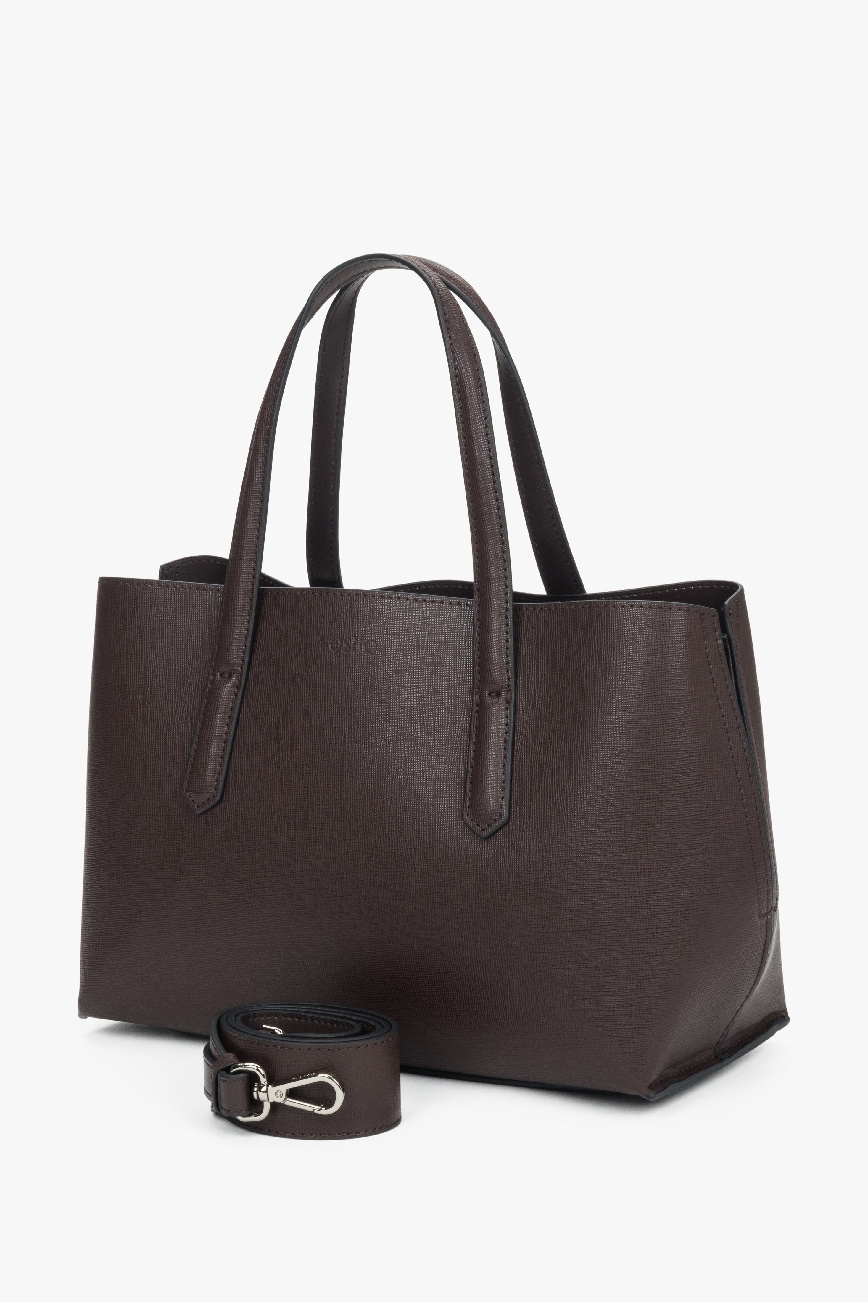 Schräge Ansicht der geräumigen Schultertasche in Dunkelbraun mit unterschiedlichen Riemenlängen.