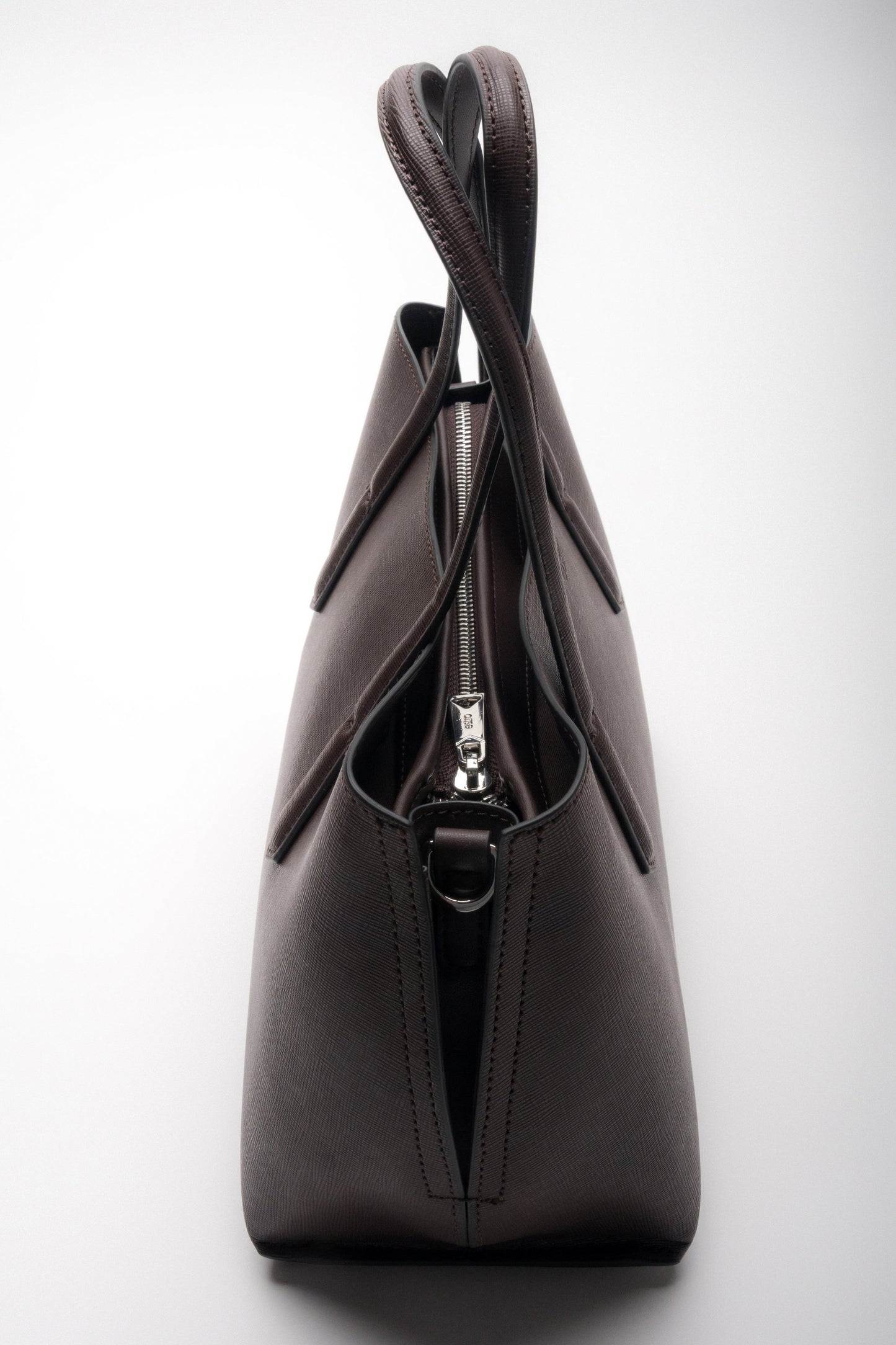 Detailansicht der Seite und des Reißverschlusses der edlen Ledertasche.