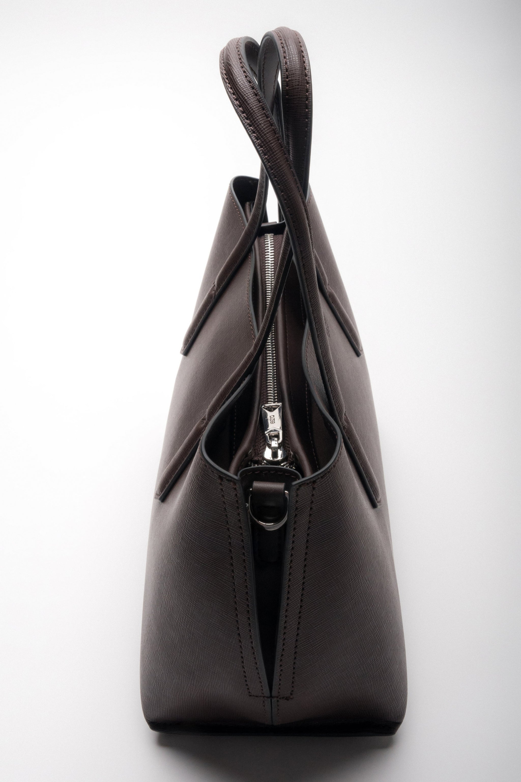 Detailansicht der Seite und des Reißverschlusses der edlen Ledertasche.