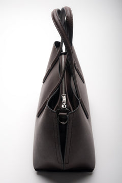 Detailansicht der Seite und des Reißverschlusses der edlen Ledertasche.