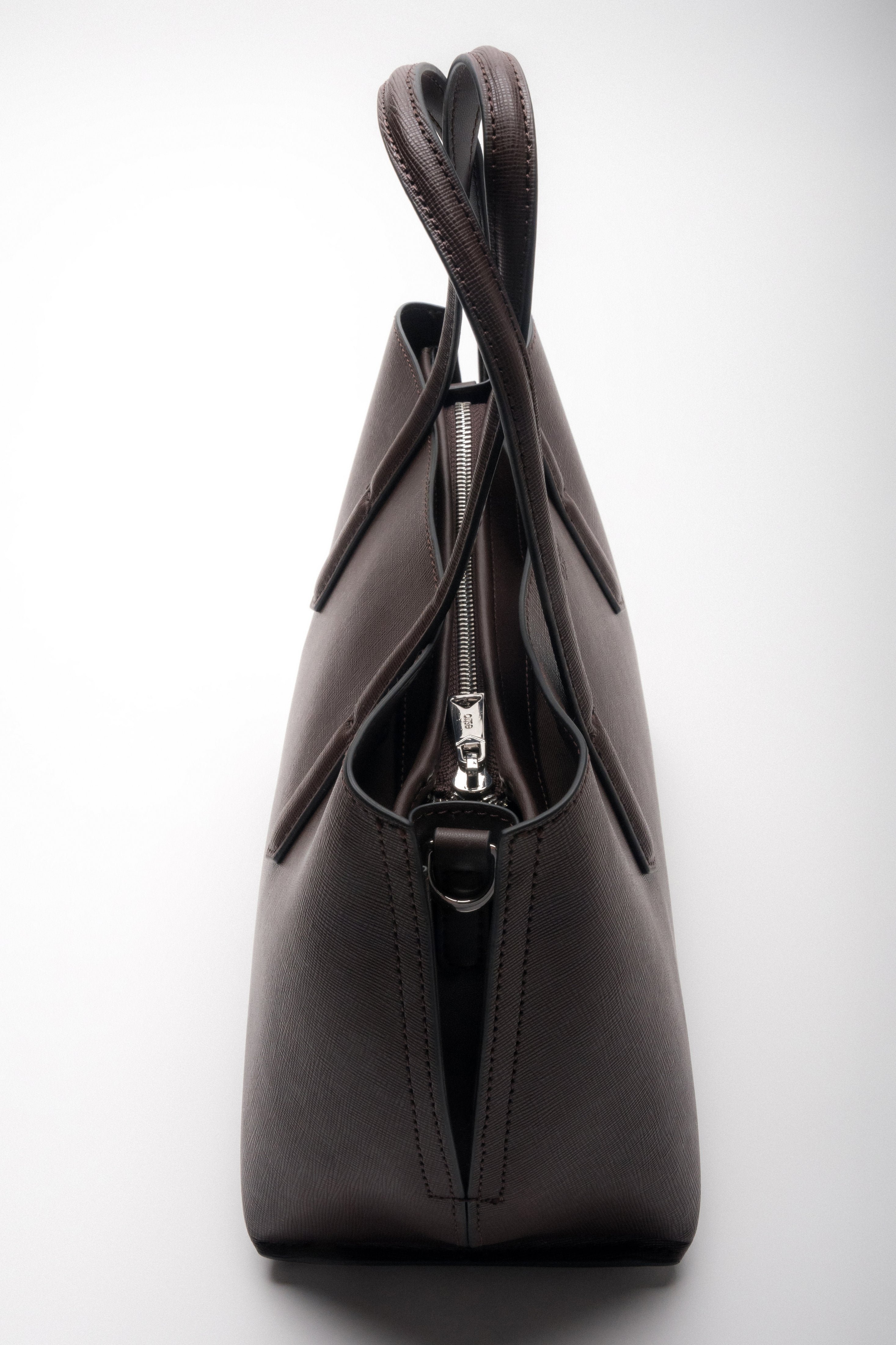 Detailansicht der Seite und des Reißverschlusses der edlen Ledertasche.