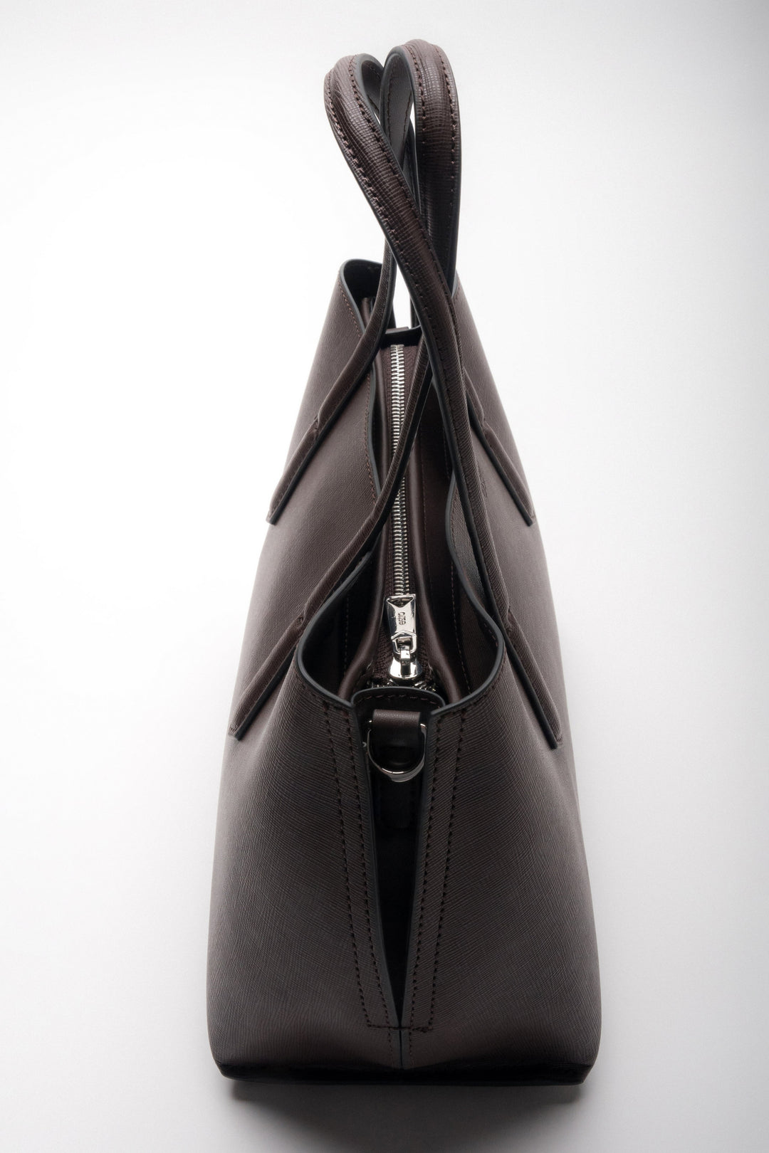 Detailansicht der Seite und des Reißverschlusses der edlen Ledertasche.