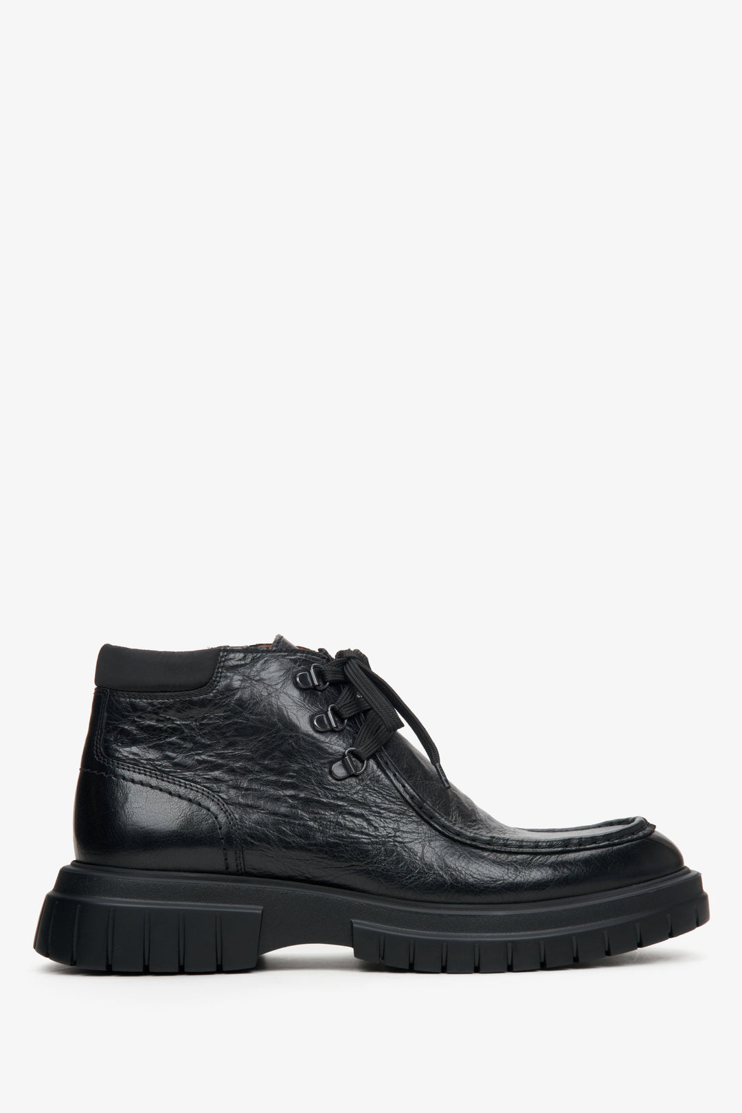 Schwarze Herren-Stiefeletten mit erhöhter Sohle von Estro – Seitenprofil des Schuhs.