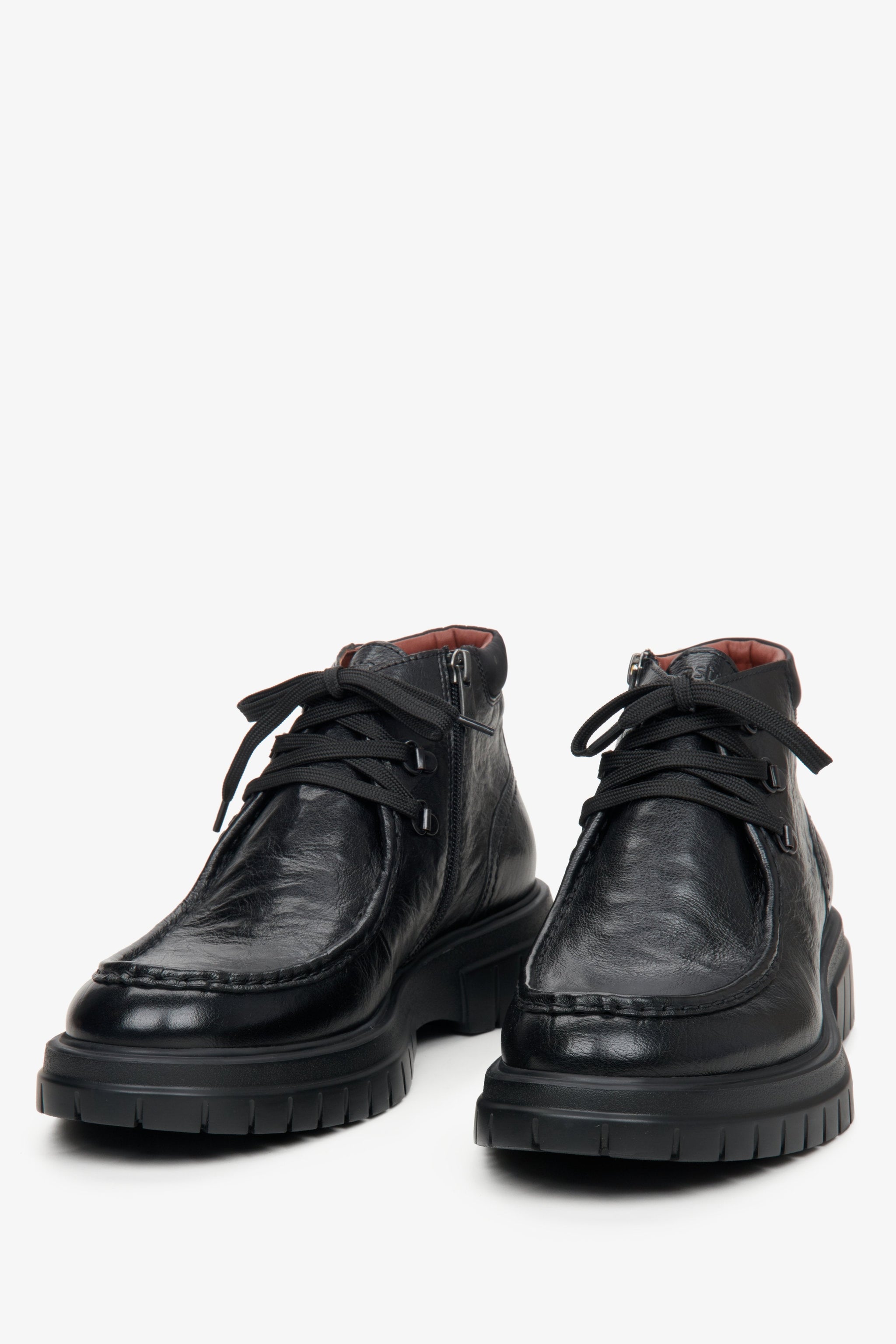 Schwarze, erhöhte Herren-Stiefeletten aus Leder von Estro – Nahaufnahme der Schuhspitze.