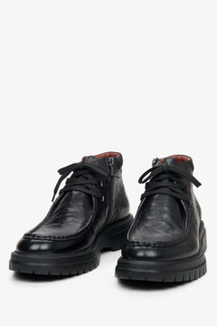 Schwarze, erhöhte Herren-Stiefeletten aus Leder von Estro – Nahaufnahme der Schuhspitze.