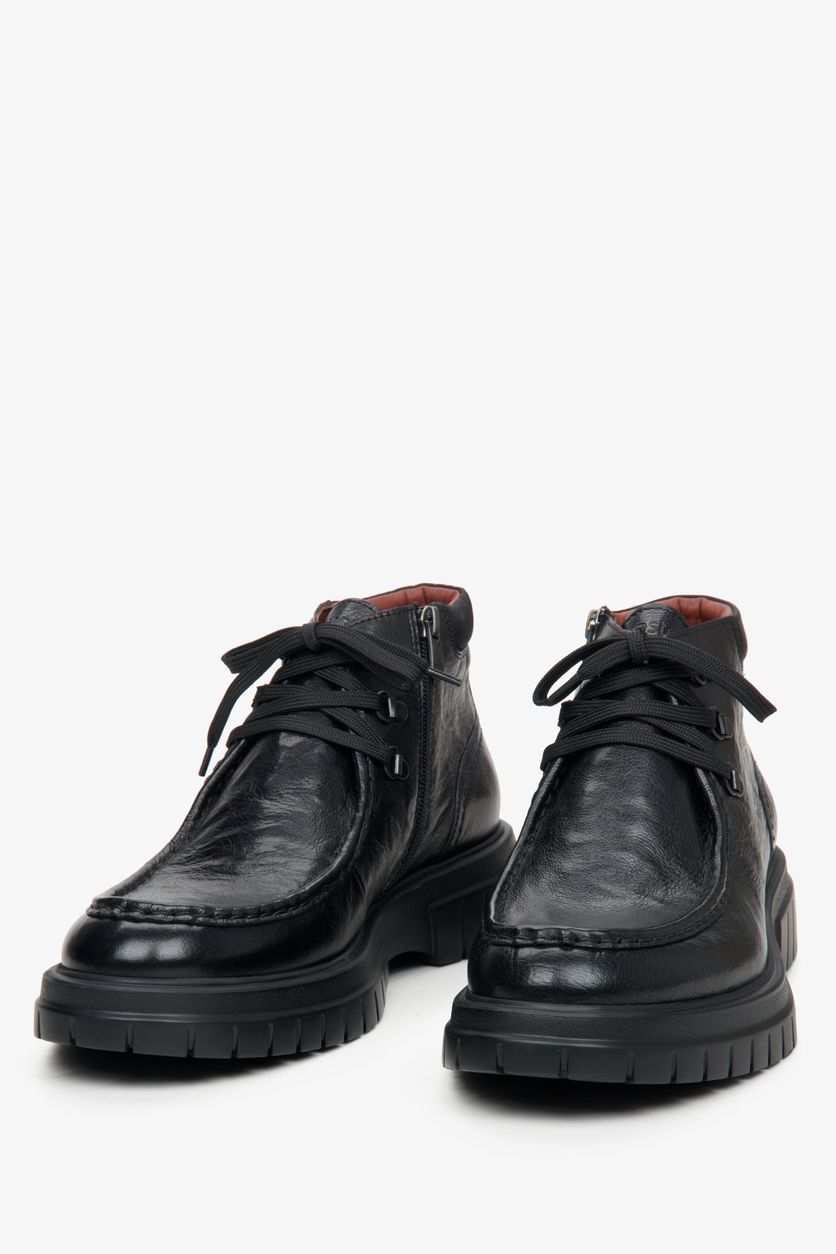 Schwarze, erhöhte Herren-Stiefeletten aus Leder von Estro – Nahaufnahme der Schuhspitze.
