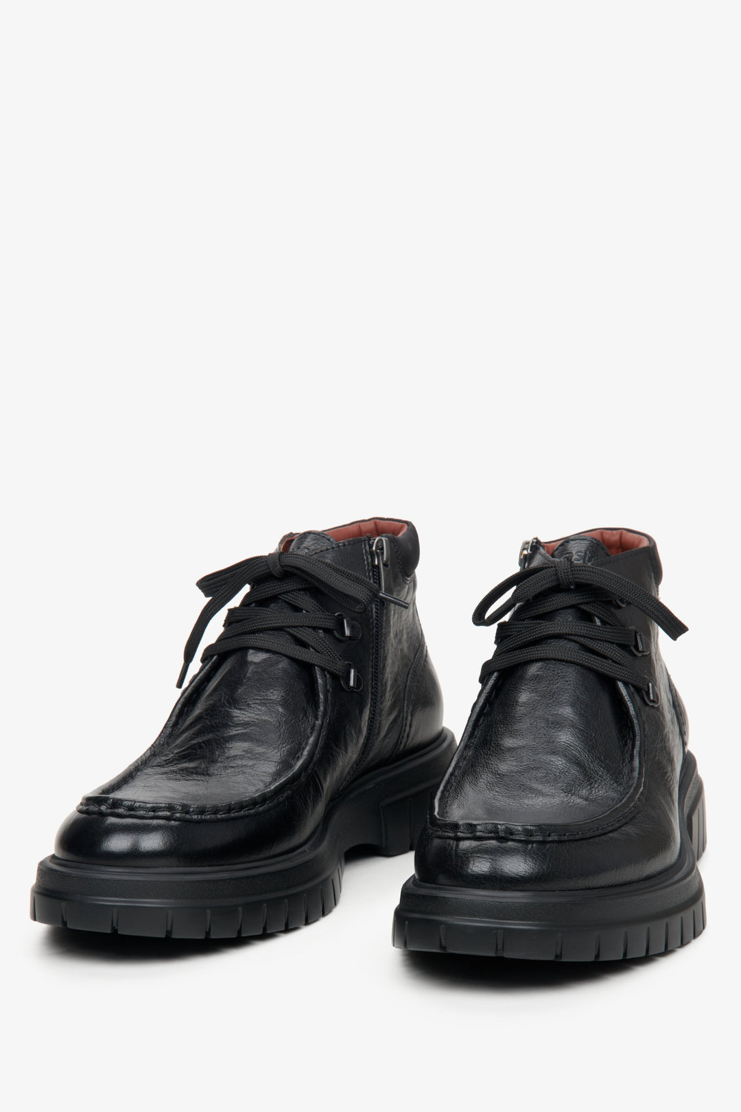 Schwarze, erhöhte Herren-Stiefeletten aus Leder von Estro – Nahaufnahme der Schuhspitze.