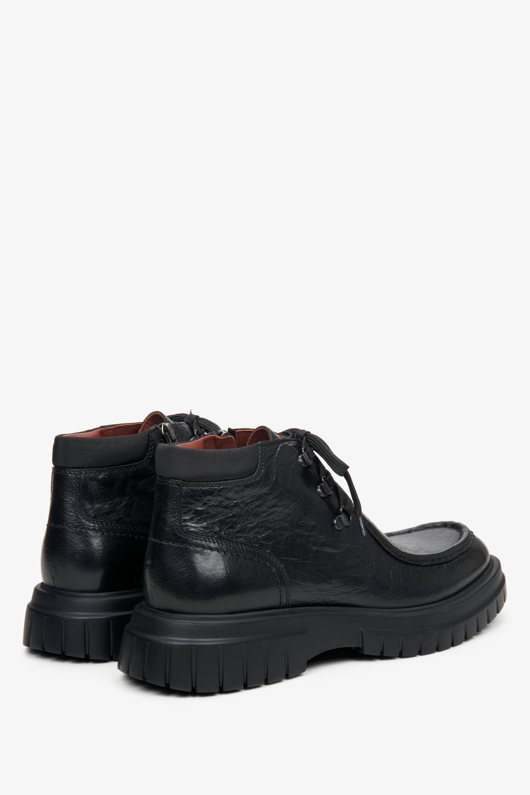 Schwarze, erhöhte Herren-Stiefeletten aus Leder – Nahaufnahme der Fersenkappe.