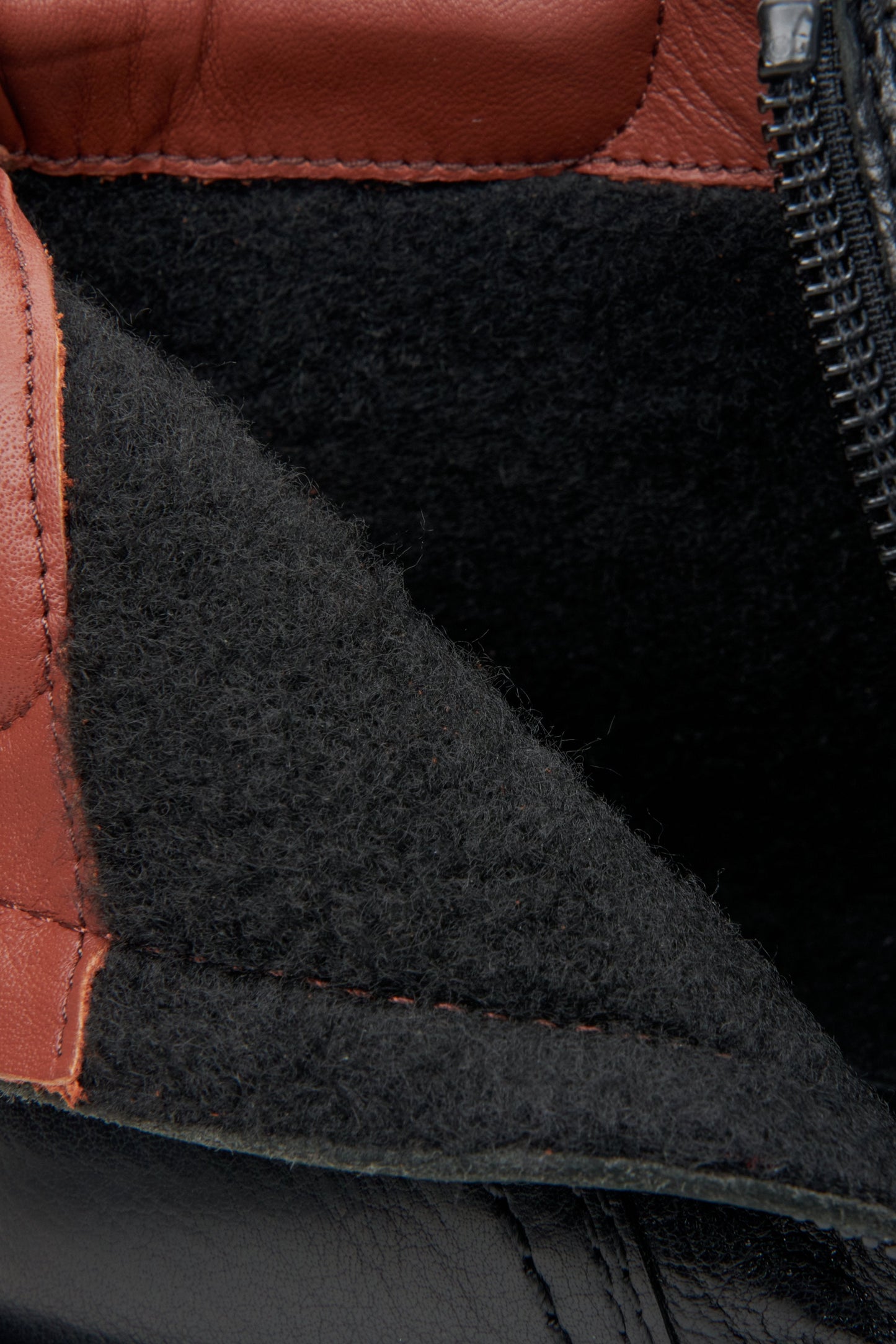Erhöhte Herren-Stiefeletten von Estro – Nahaufnahme des Innenraums des Schuhs.