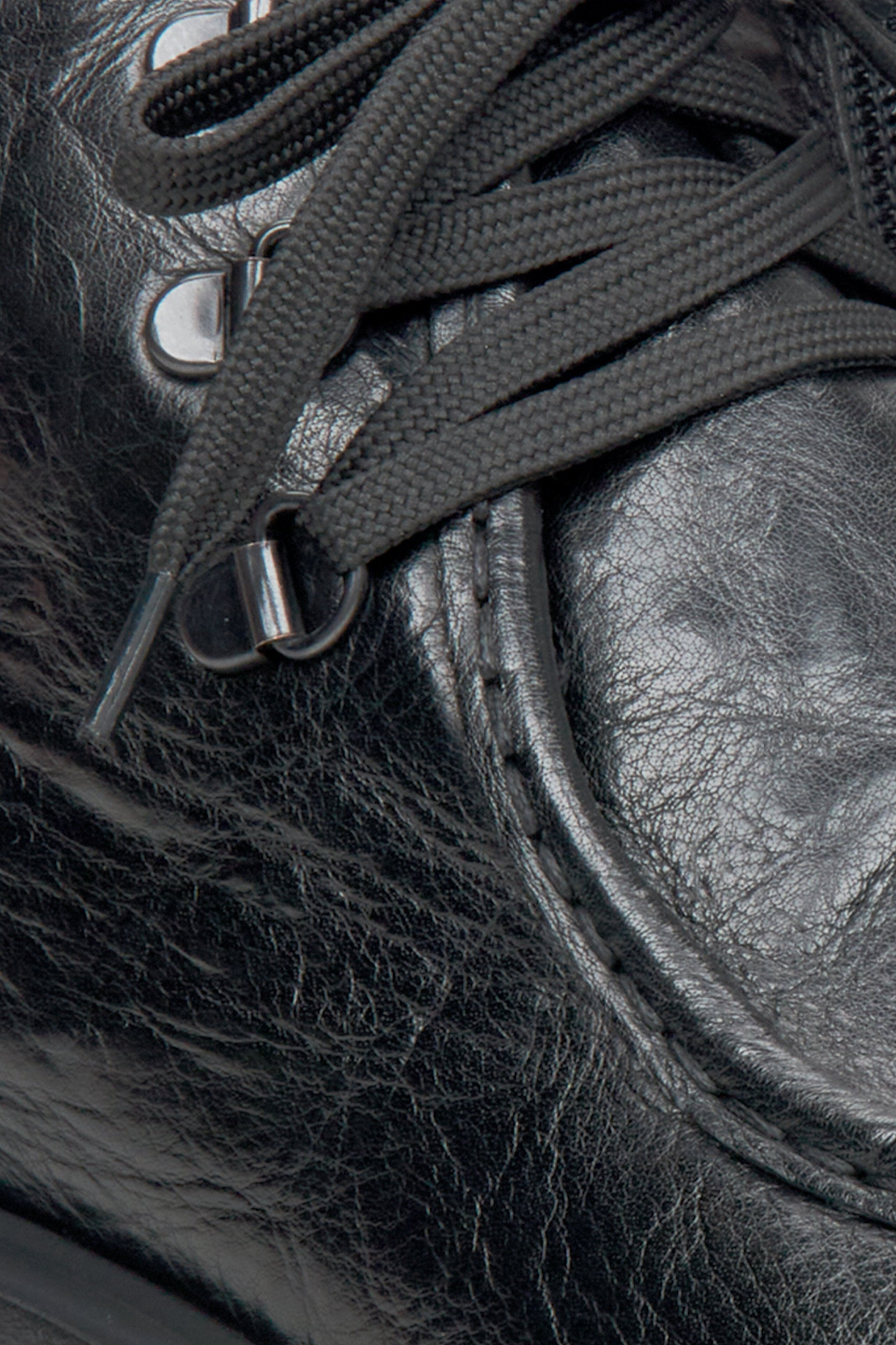 Schwarze, erhöhte Herren-Stiefeletten – Nahaufnahme der Details.