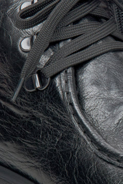 Schwarze, erhöhte Herren-Stiefeletten – Nahaufnahme der Details.