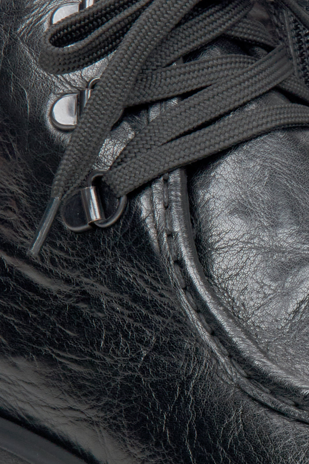 Schwarze, erhöhte Herren-Stiefeletten – Nahaufnahme der Details.