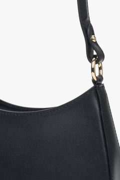 Zeitlose schwarze Damen-Schultertasche aus italienischem Echtleder – Nahaufnahme der Details.
