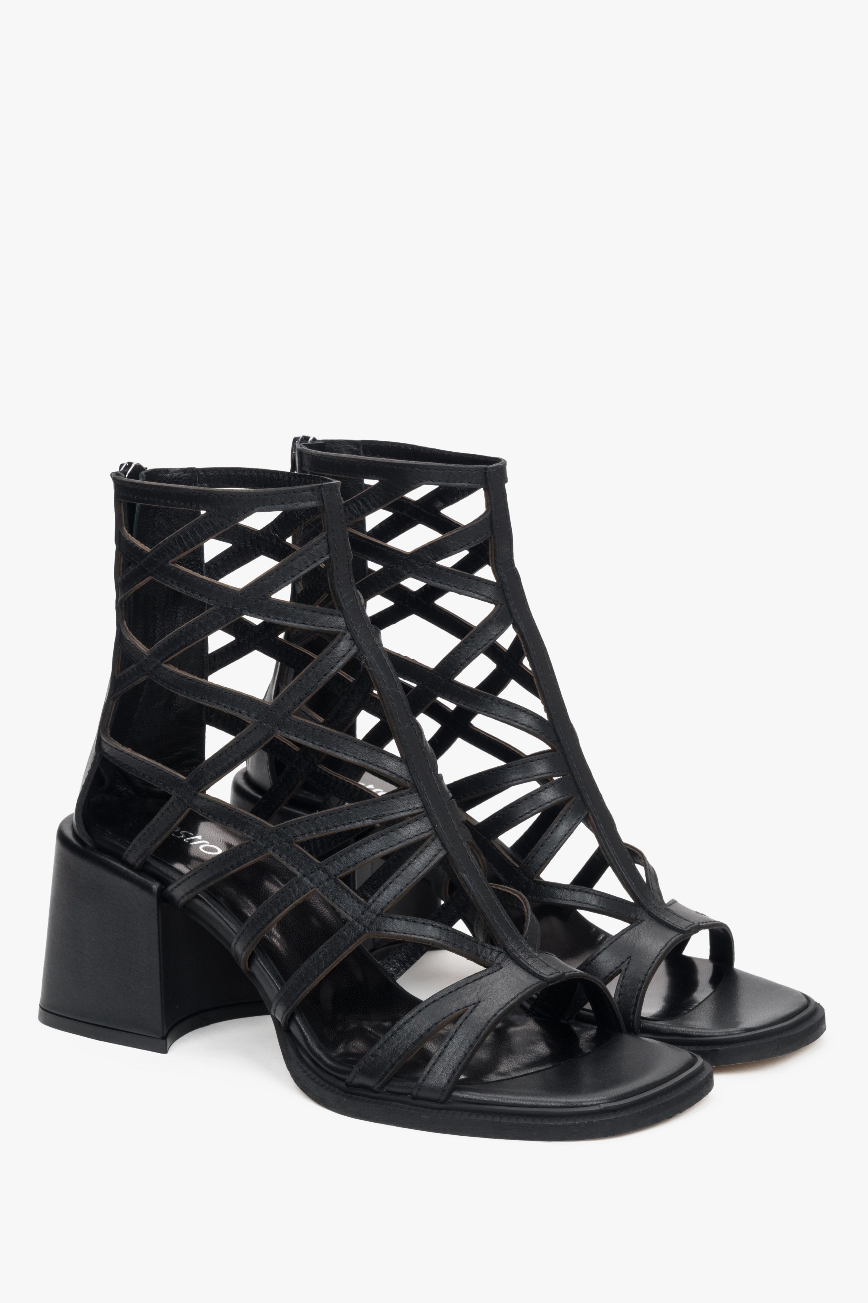 Schwarze Damen-Sandaletten von Estro mit Lochmuster, inspiriert vom Gladiatorenstil.