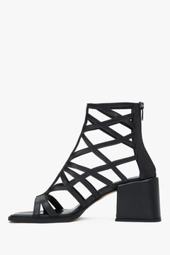 Schwarze Damen-Sandaletten von Estro mit Cut-Outs im Römer-Look – markantes und stilvolles Schuhwerk.