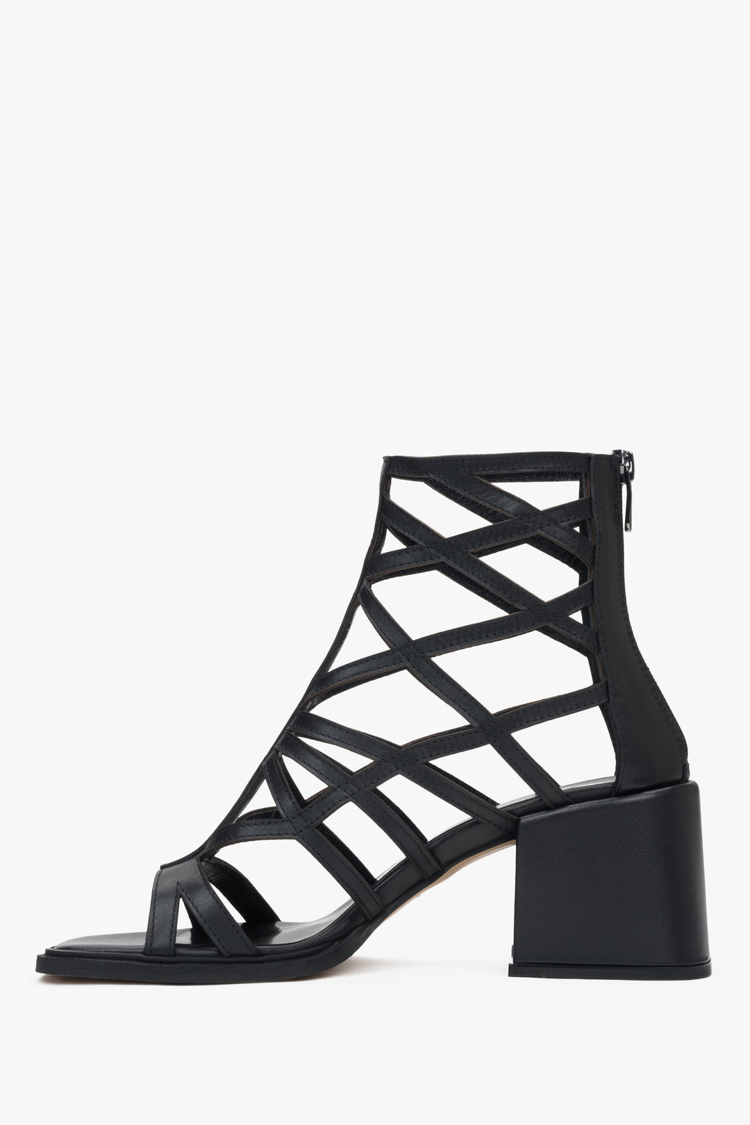 Schwarze Damen-Sandaletten von Estro mit Cut-Outs im Römer-Look – markantes und stilvolles Schuhwerk.