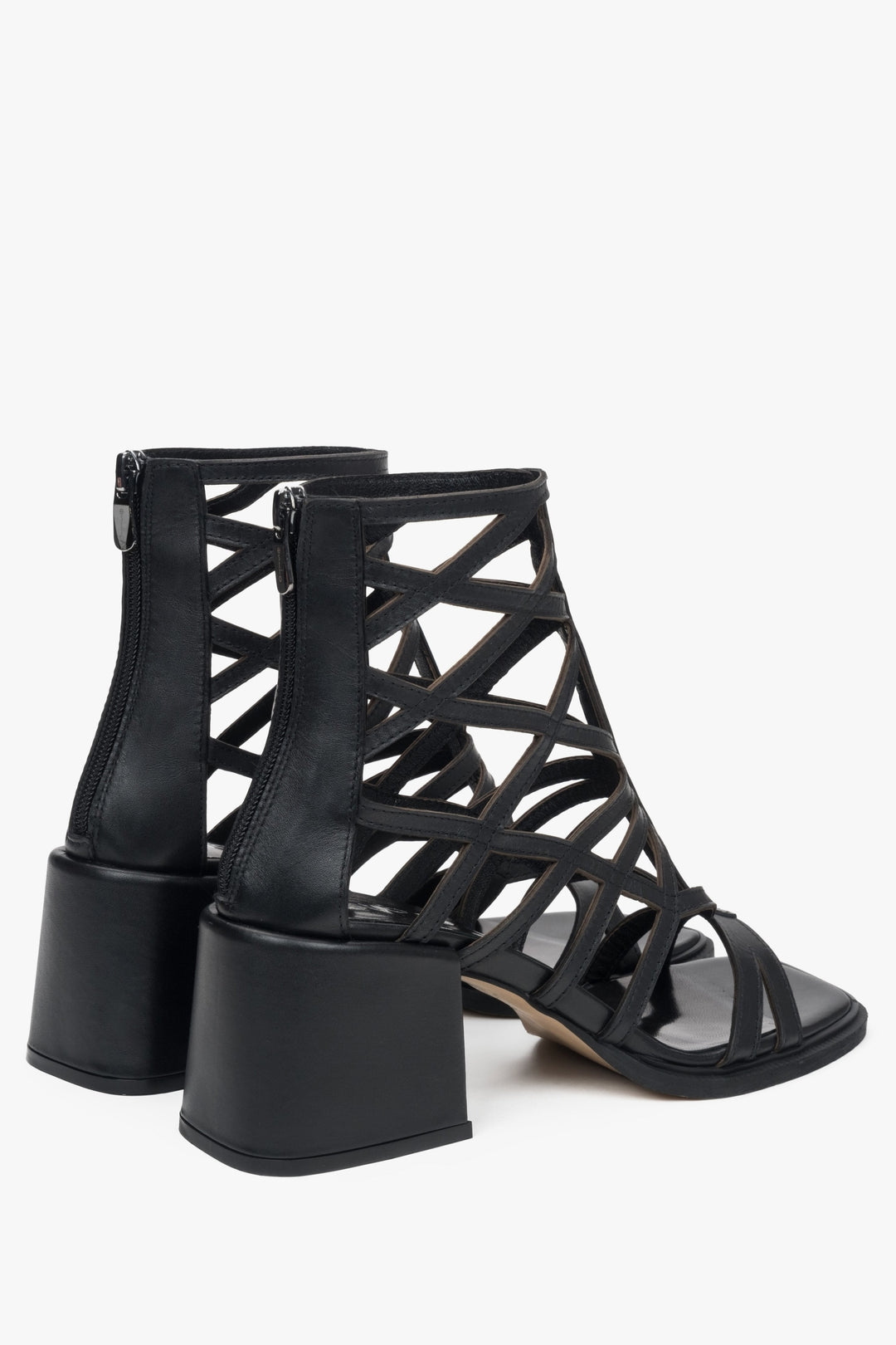 Schwarze Damen-Sandaletten von Estro: Elegant, mit Lochmuster und Silhouette im Gladiatoren-Look.