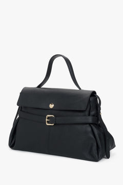 Schrägansicht der schwarzen Leder-Handtasche zur Veranschaulichung der Silhouette