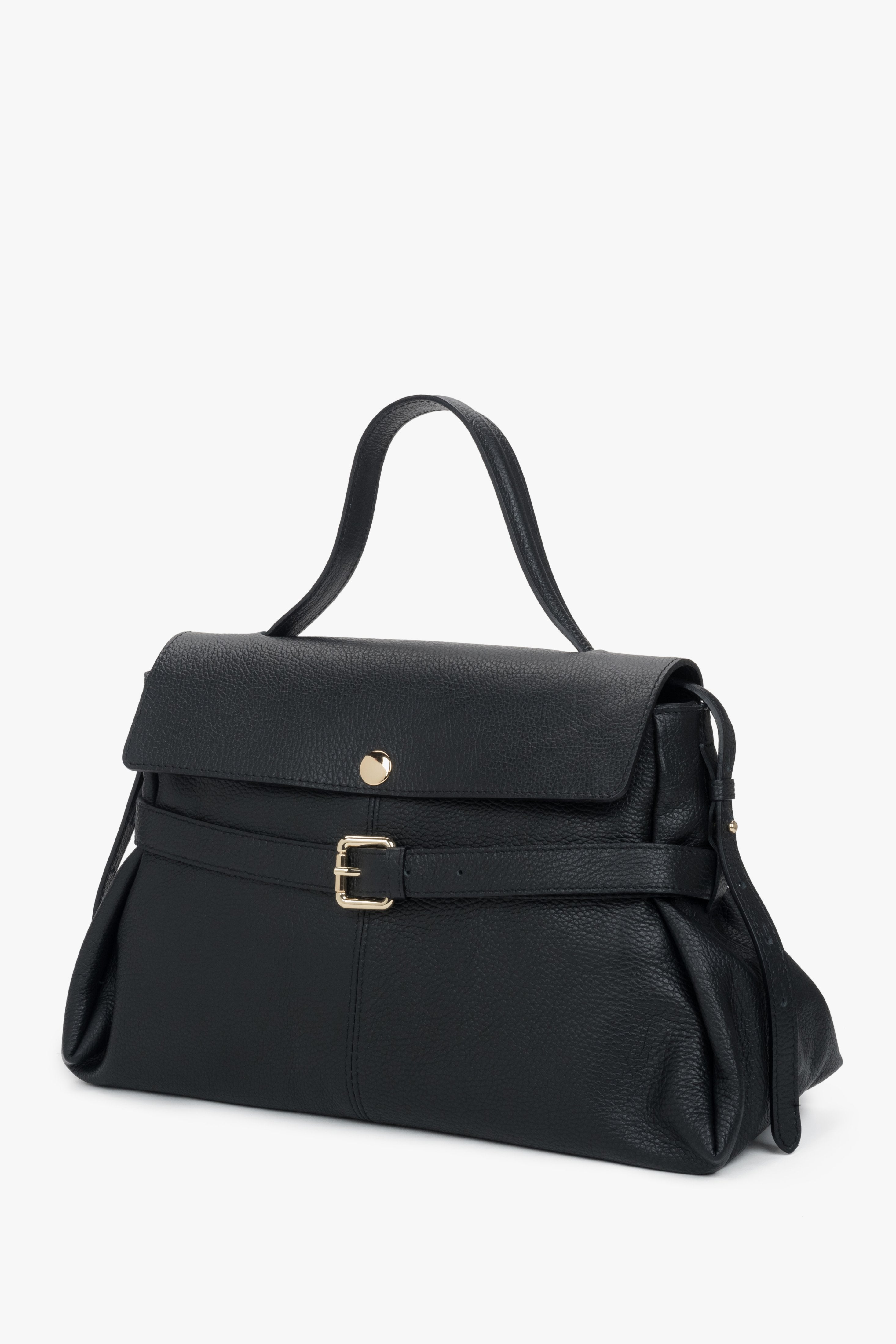 Schrägansicht der schwarzen Leder-Handtasche zur Veranschaulichung der Silhouette