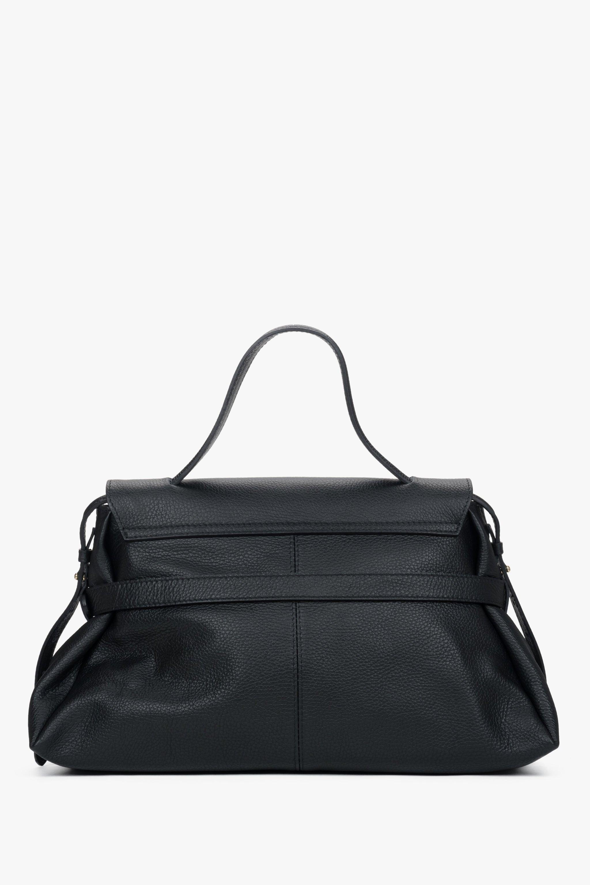 Rückwärtige Ansicht der geräumigen schwarzen Henkeltasche aus italienischem Leder