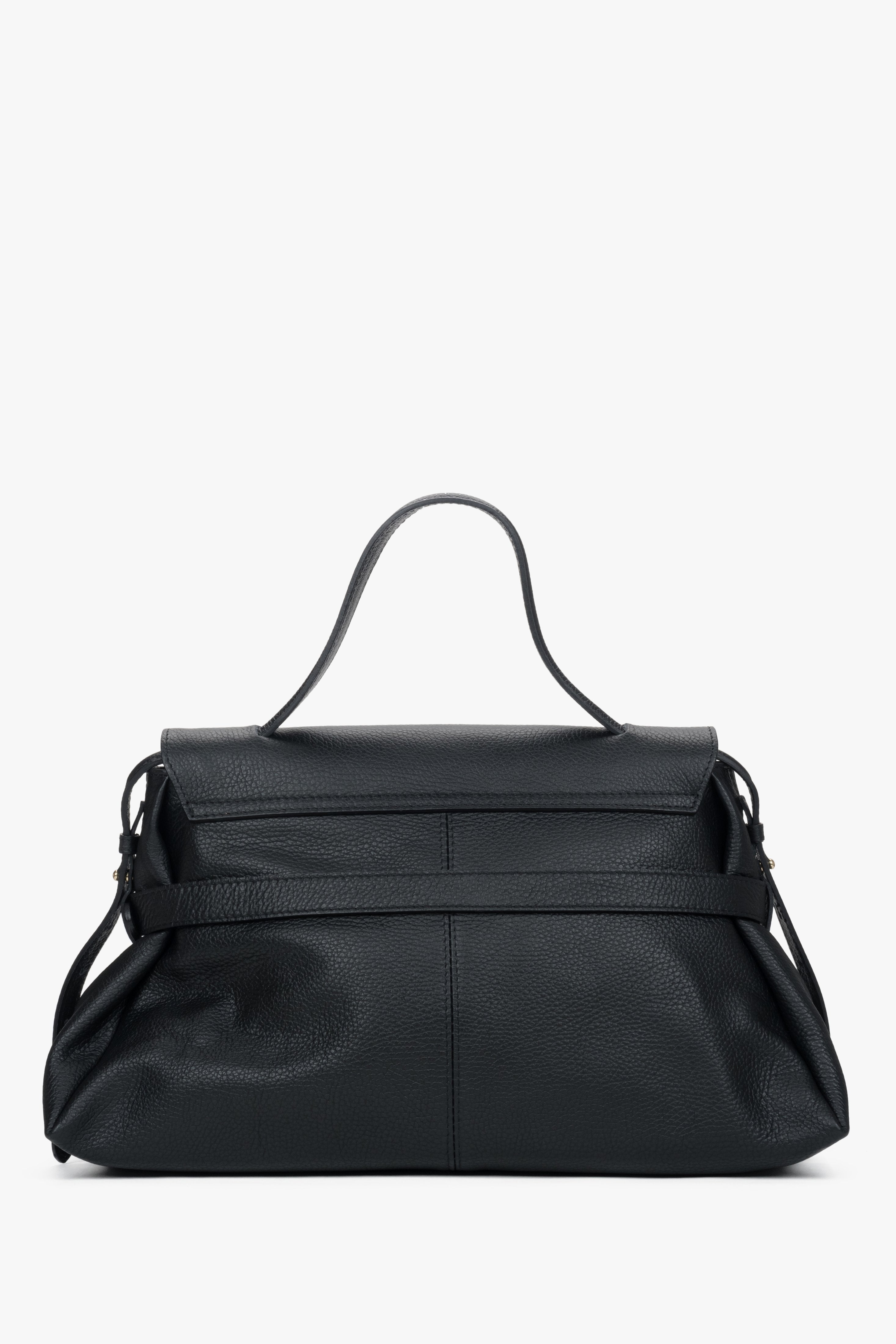 Rückwärtige Ansicht der geräumigen schwarzen Henkeltasche aus italienischem Leder