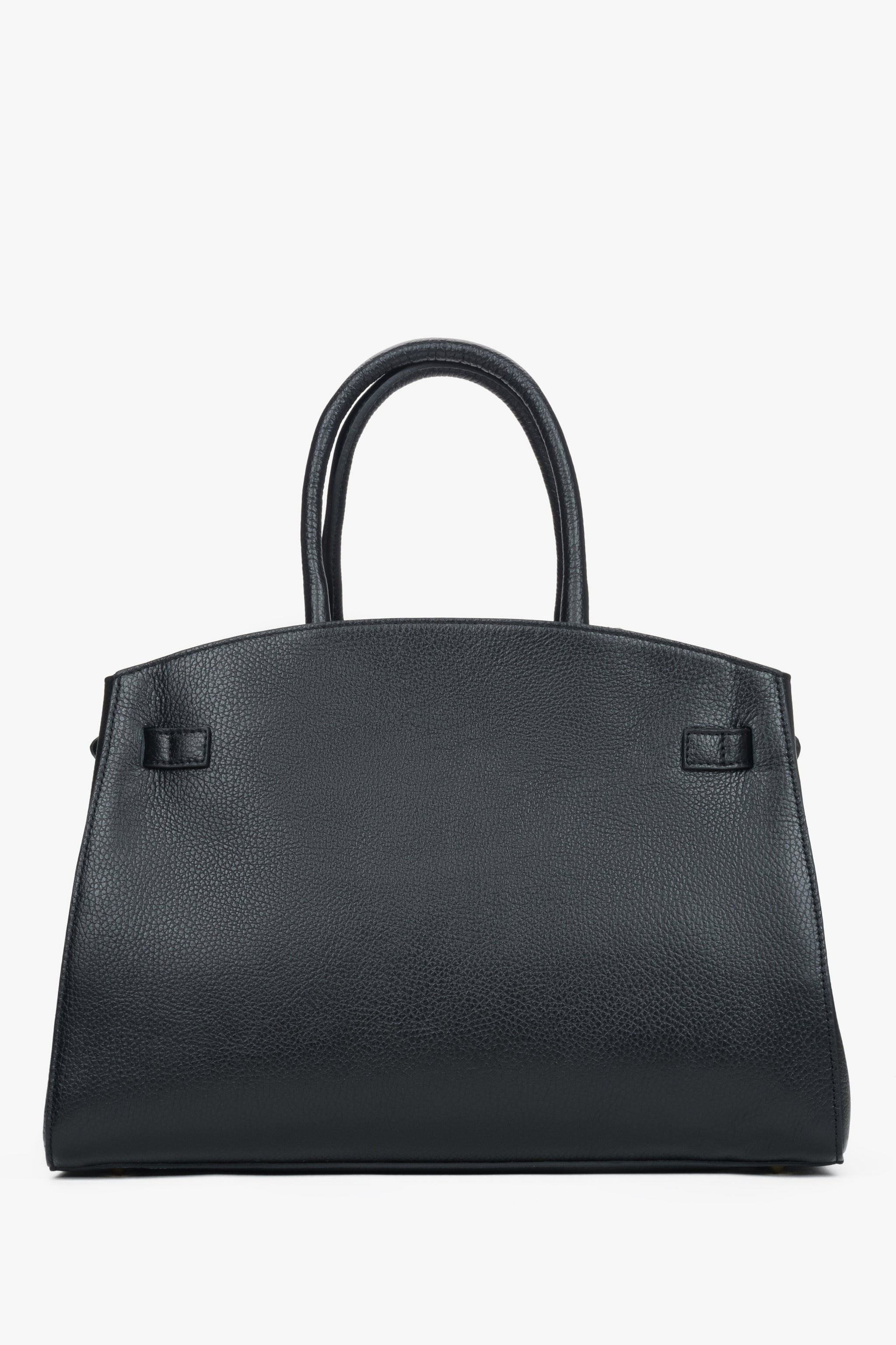 Rückwärtige Ansicht der strukturierten schwarzen Henkeltasche aus italienischem Leder