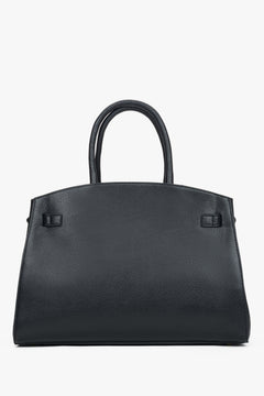 Rückwärtige Ansicht der strukturierten schwarzen Henkeltasche aus italienischem Leder