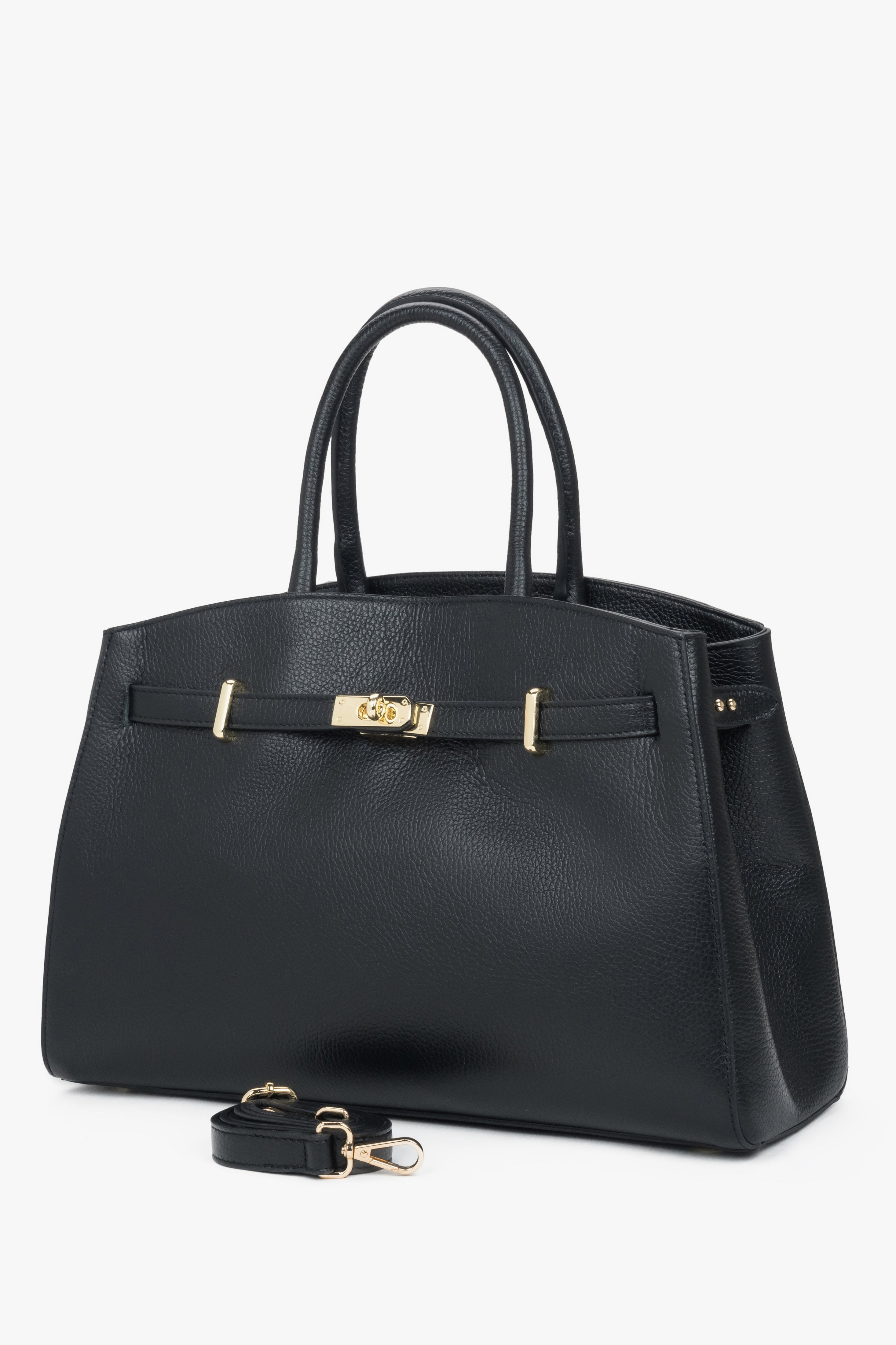 Schrägansicht der schwarzen Tote-Bag mit befestigtem, langem Schulterriemen