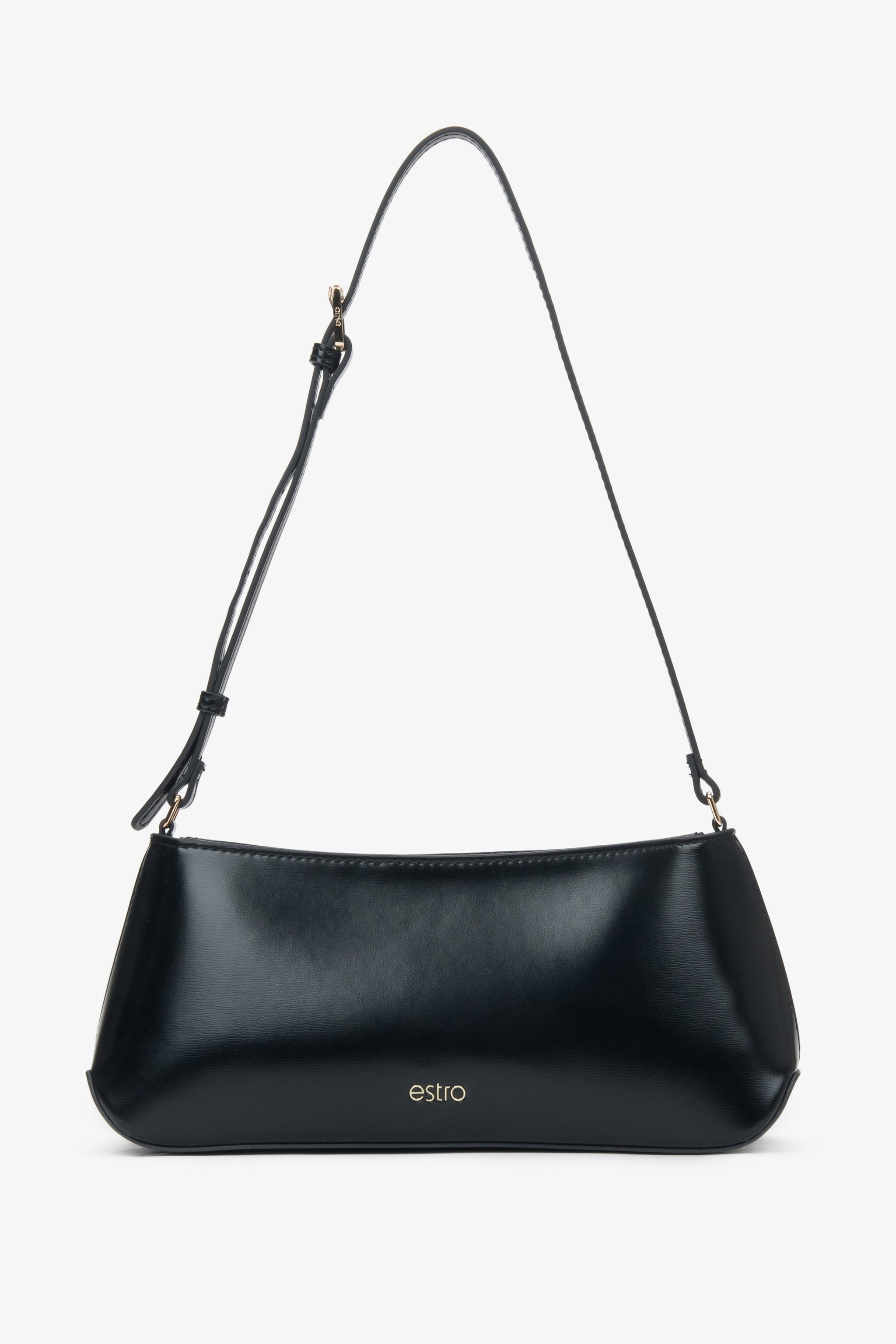 Frontale Ansicht der klassischen Schultertasche, die die glatte Lederstruktur und die längste Riemeneinstellung (75 cm) hervorhebt
