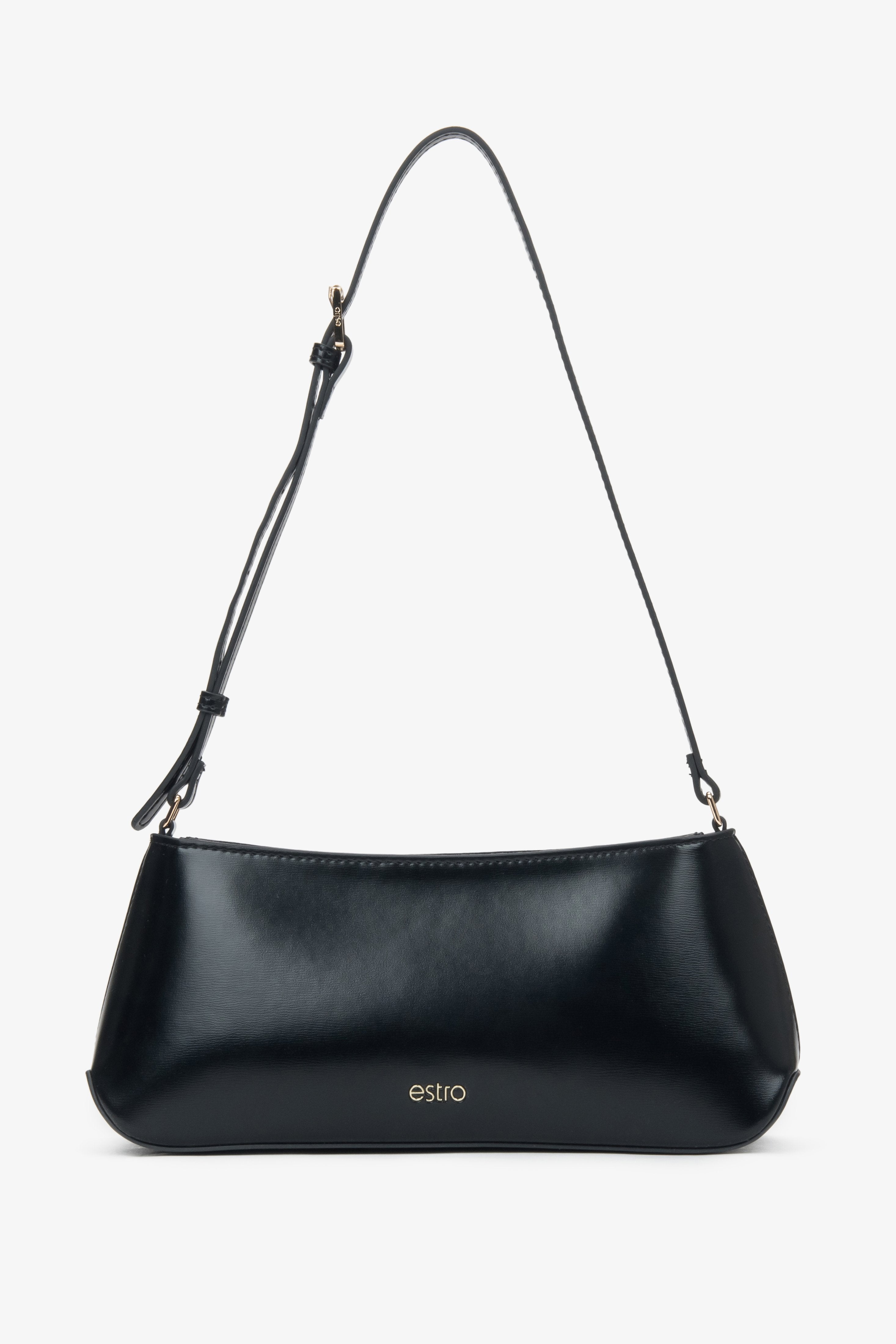 Frontale Ansicht der klassischen Schultertasche, die die glatte Lederstruktur und die längste Riemeneinstellung (75 cm) hervorhebt